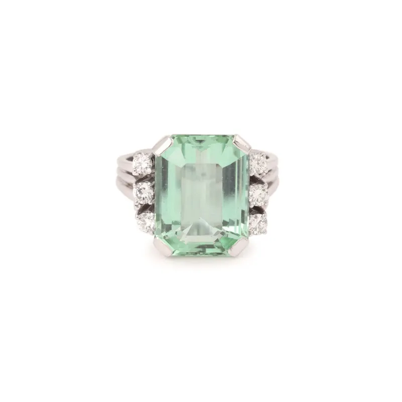 Bague vintage rectangulaire en or gris 18 carats, tourmaline verte et diamants sold by 58 Facettes