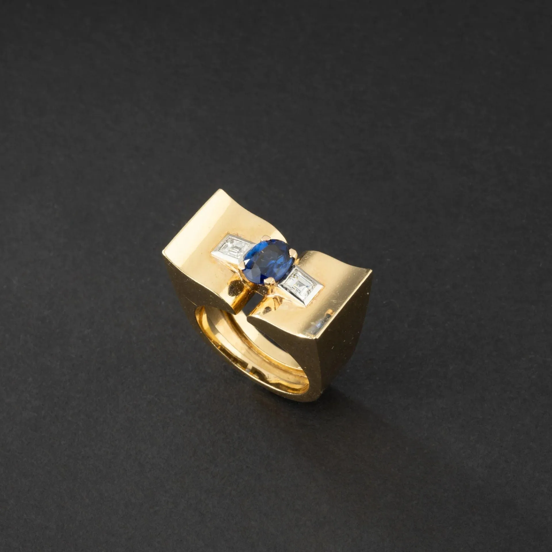 Bague tank en or 18K ornée d'un saphir et de diamants. sold by 58 Facettes product image thumbnail 3