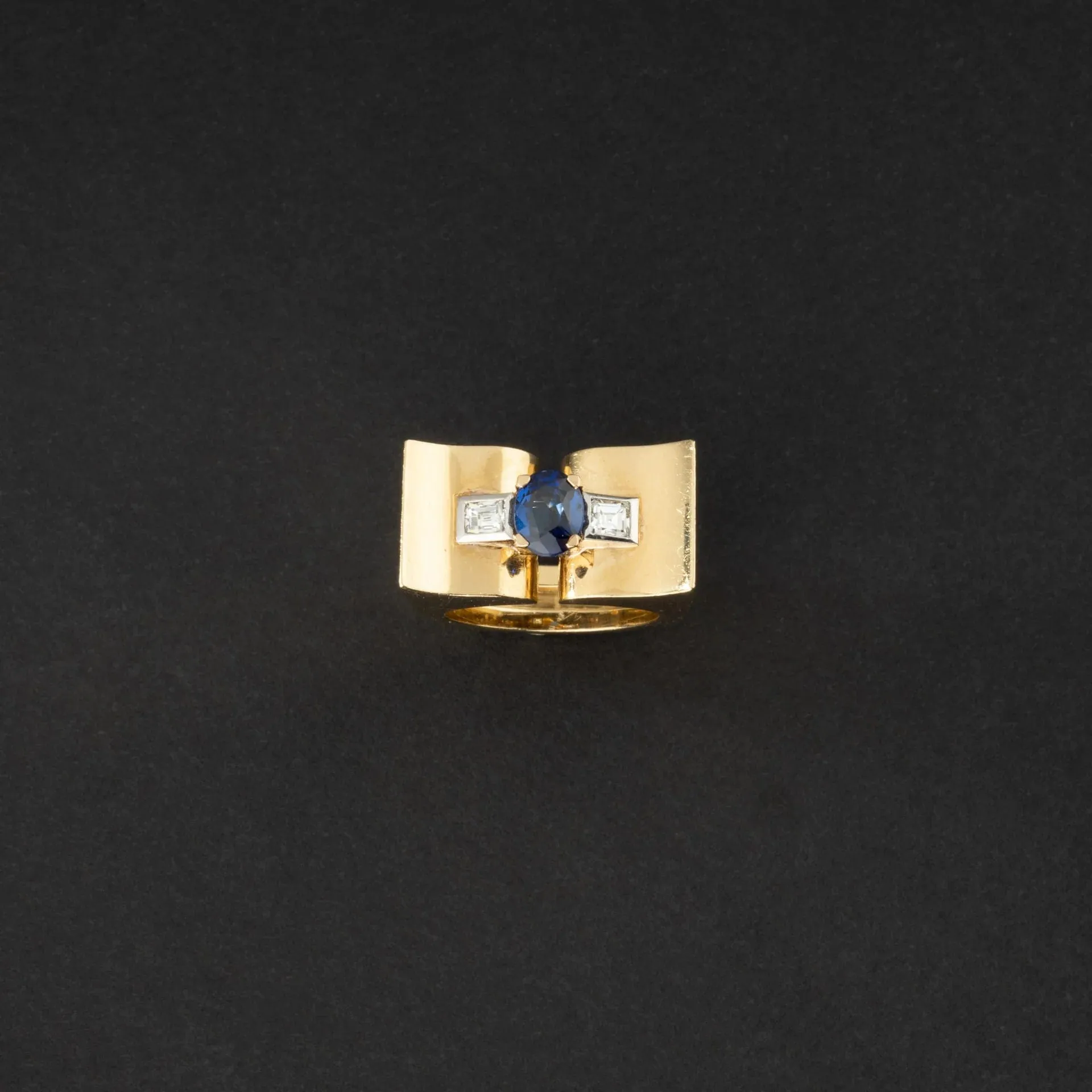 Bague tank en or 18K ornée d'un saphir et de diamants. sold by 58 Facettes product image thumbnail 4