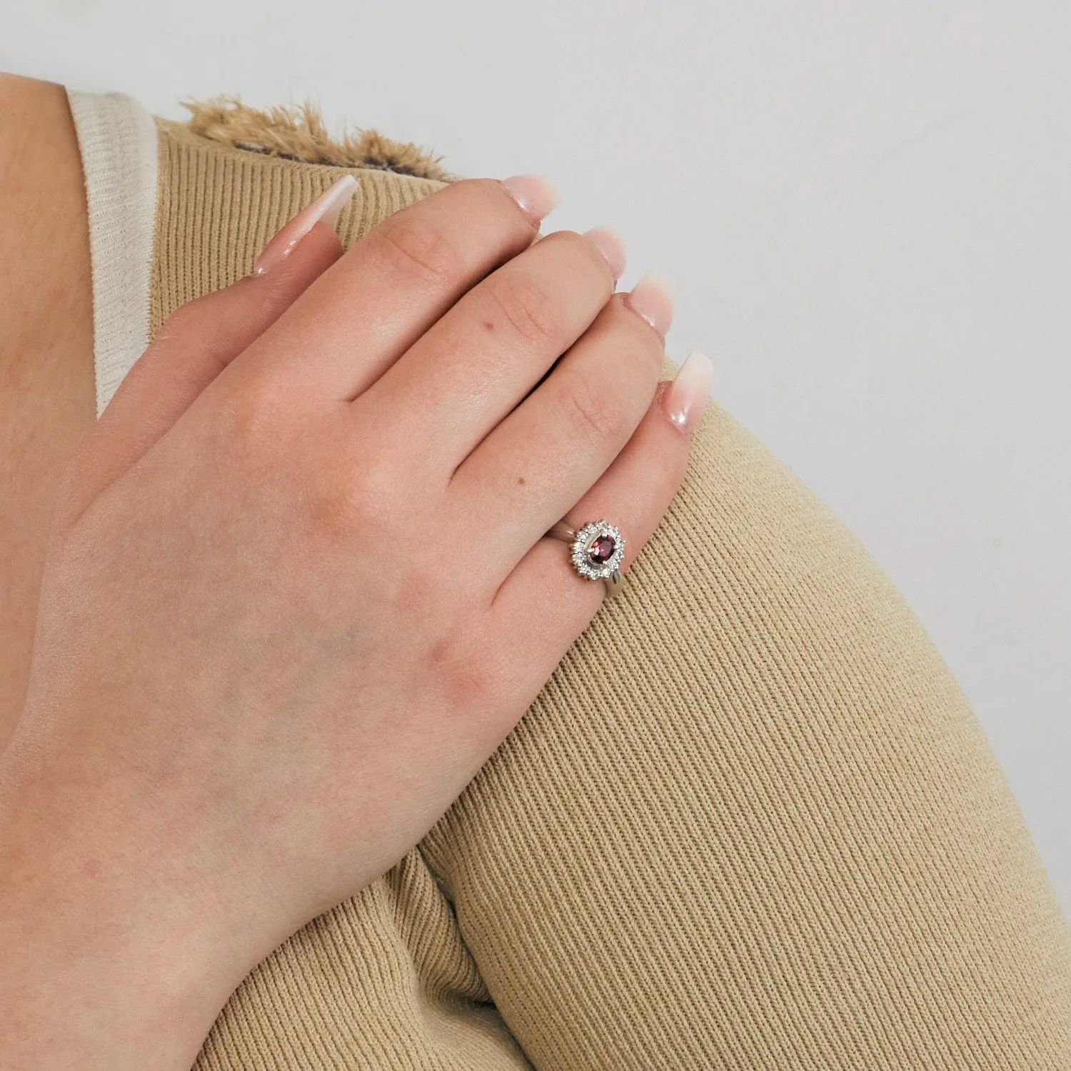 Bague platine et rubis et diamants sold by 58 Facettes product image thumbnail 2