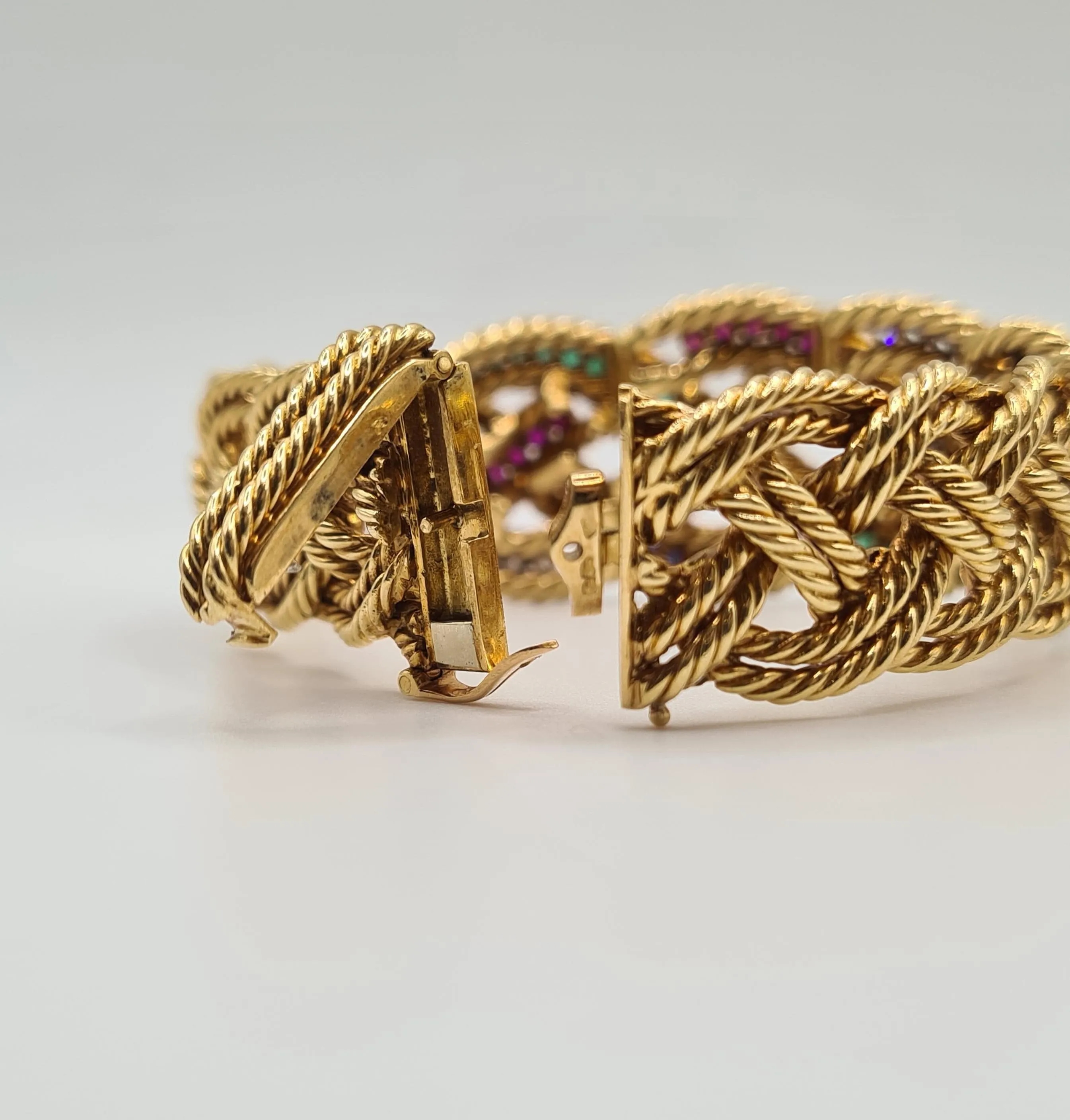 Boucheron - Bracelet en or jaune serti de diamants, saphirs, émeraudes et rubis sold by 58 Facettes product image thumbnail 5