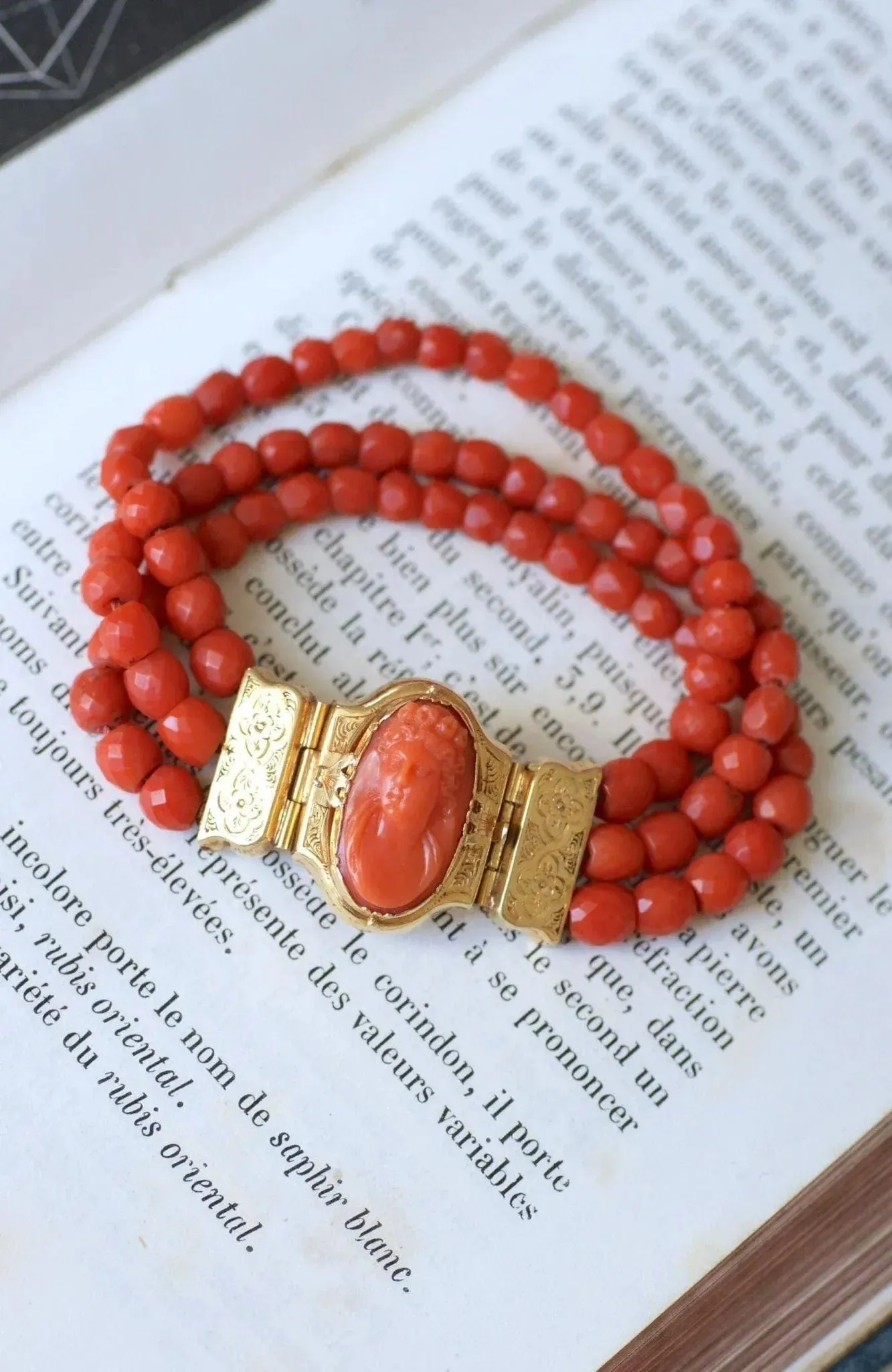 Bracelet ancien or jaune, corail, camée sold by 58 Facettes product image thumbnail 3