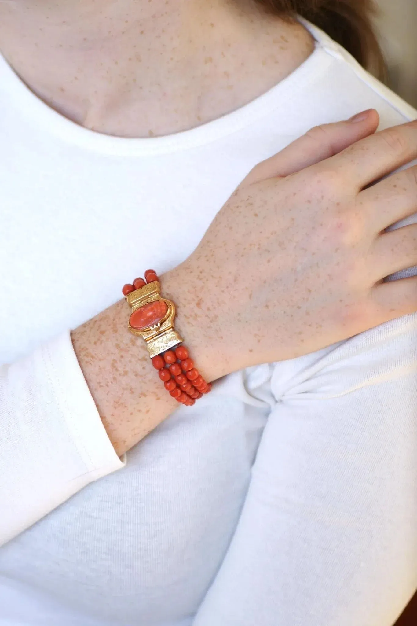 Bracelet ancien or jaune, corail, camée sold by 58 Facettes product image thumbnail 2