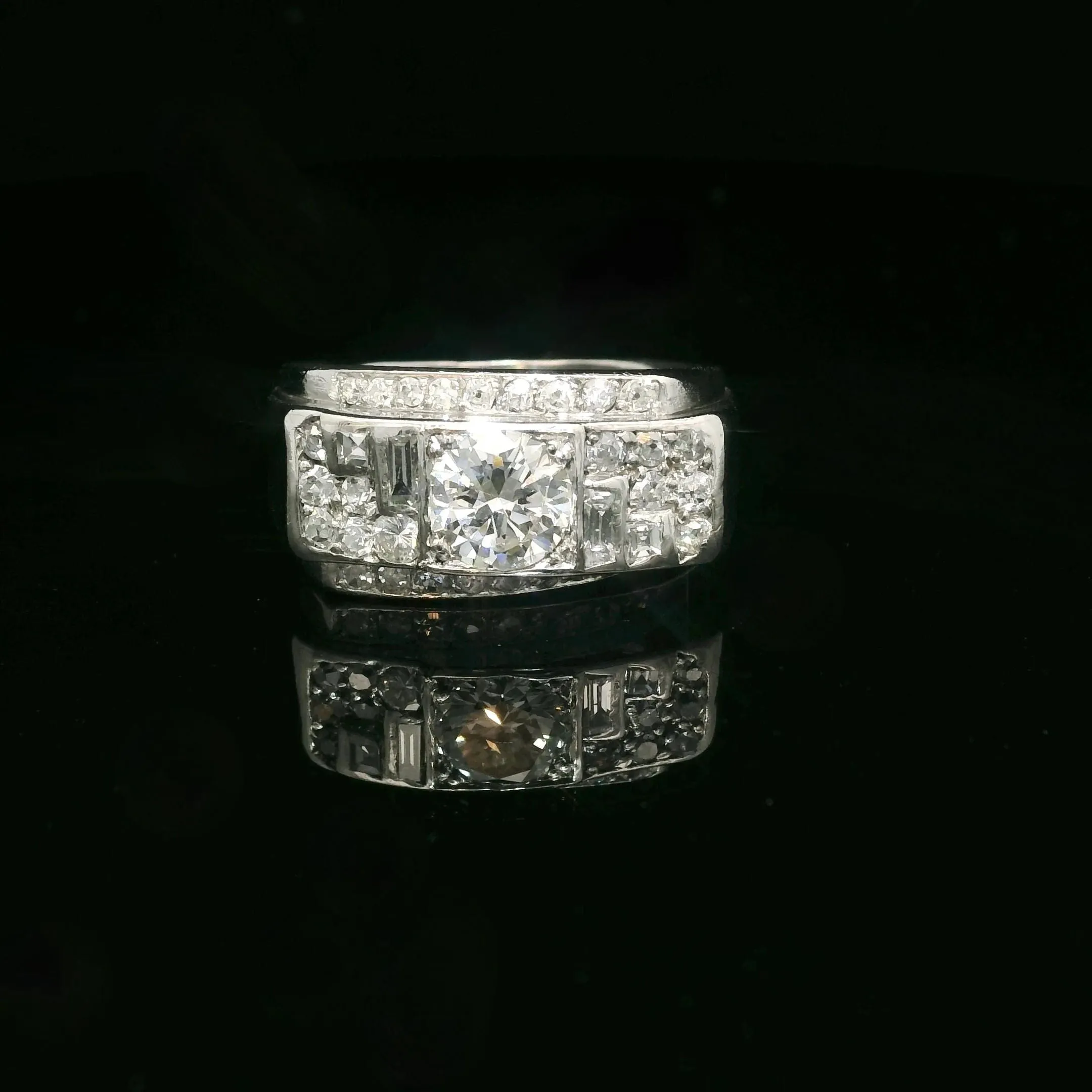 Bague en platine et diamants vers 1940 sold by 58 Facettes product image thumbnail 3