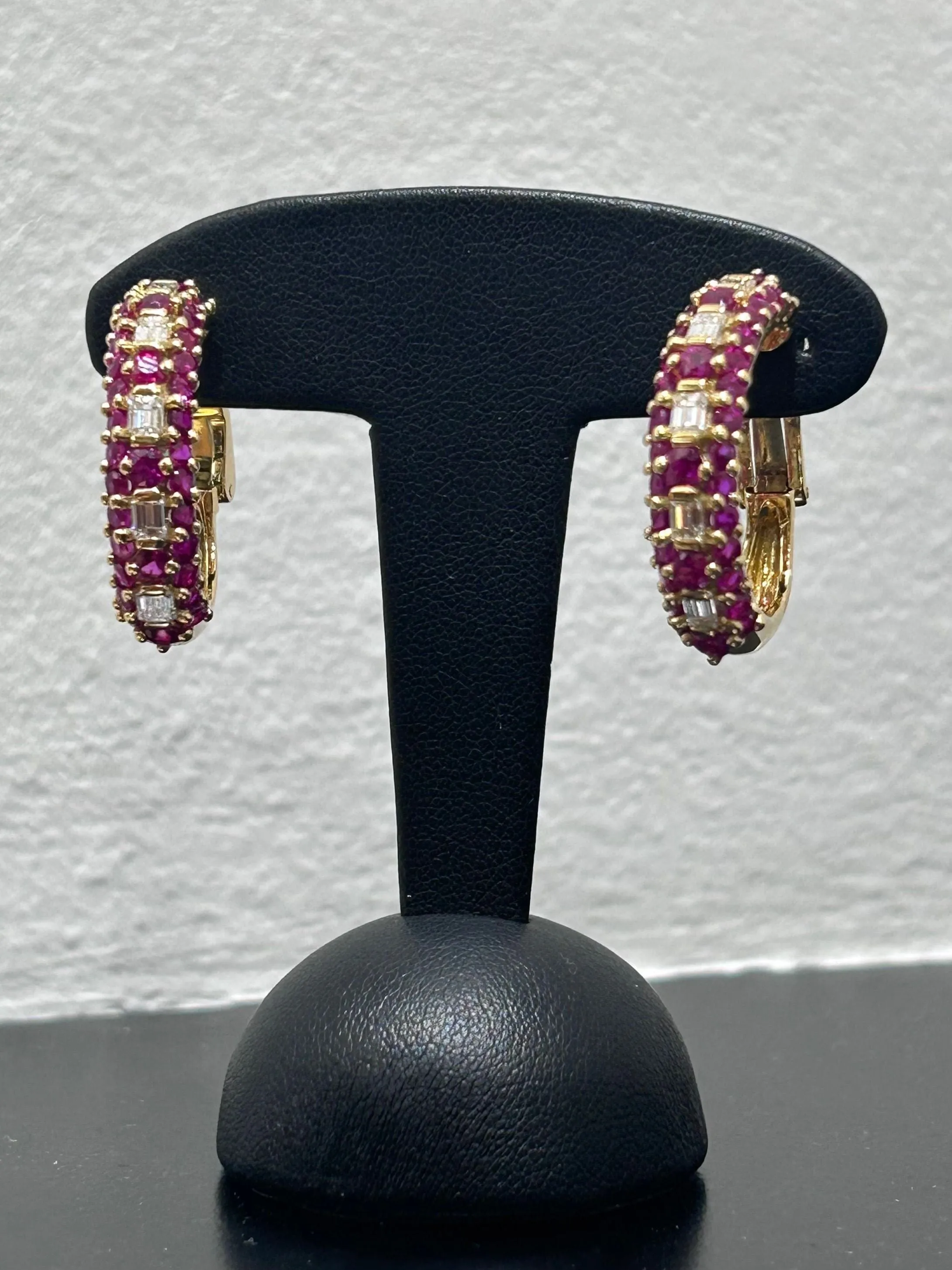 Clips d'oreilles en or jaune diamants et rubis sold by 58 Facettes