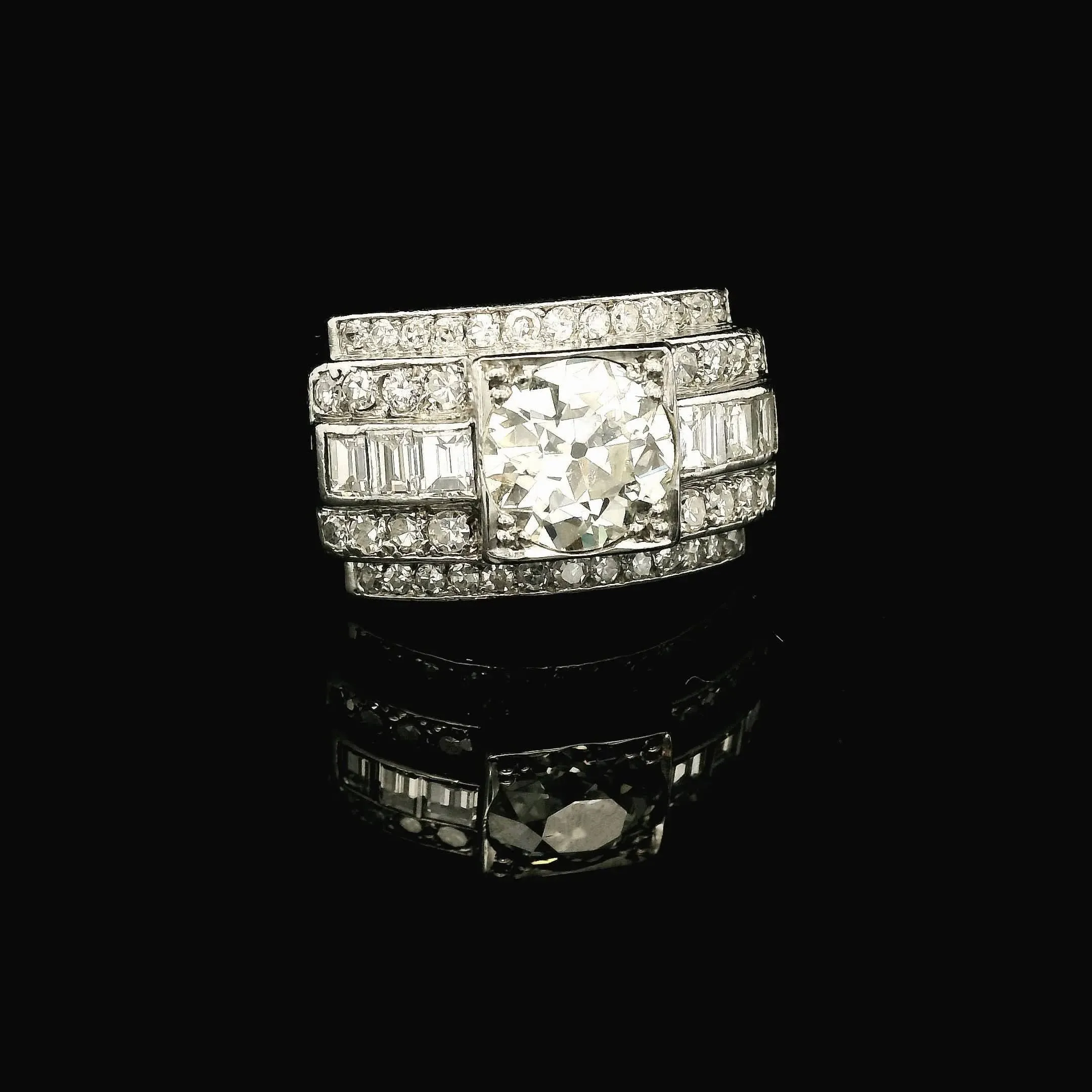 Bague Tank en platine et diamants vers 1940 sold by 58 Facettes product image thumbnail 4