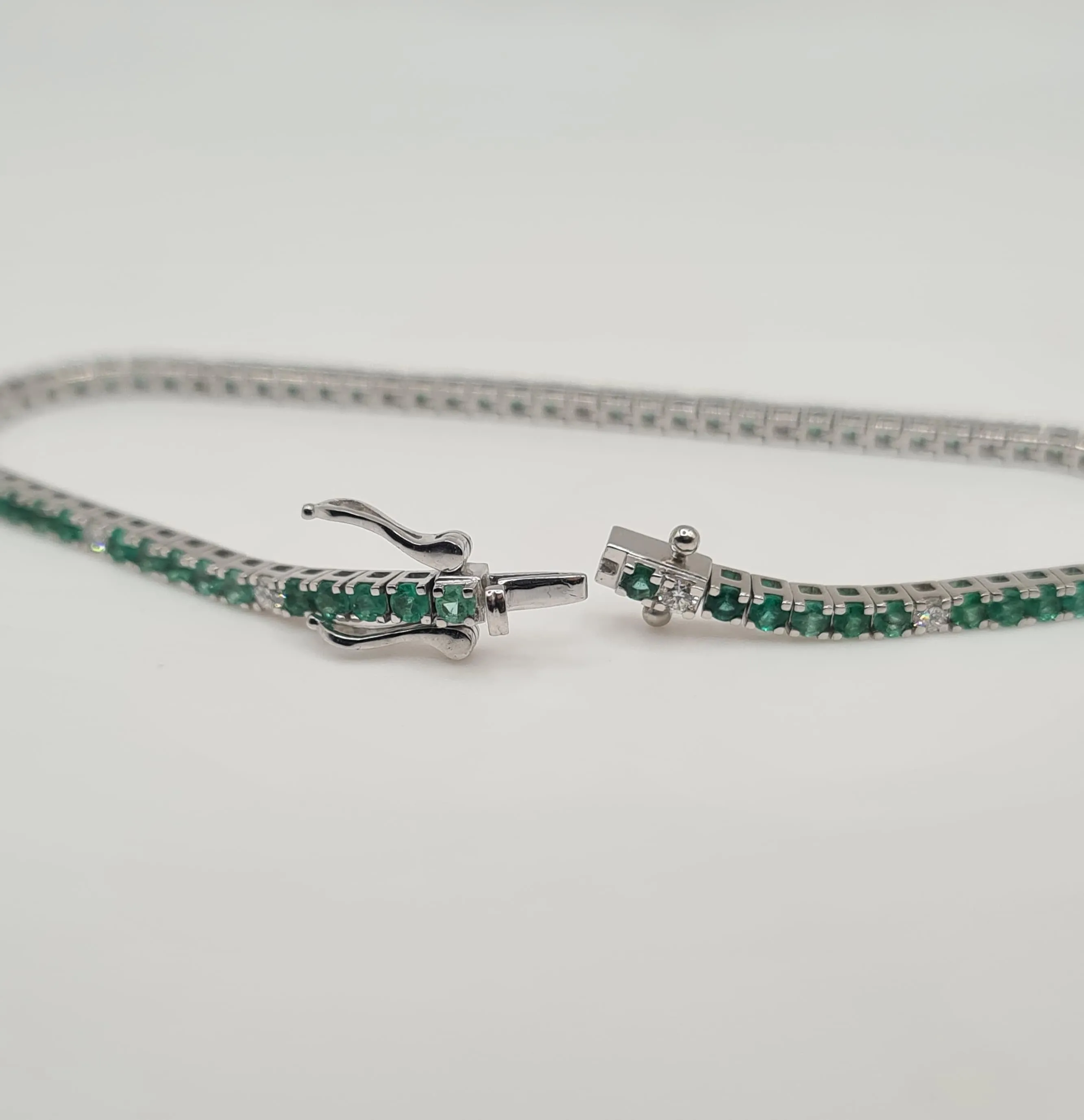 Rivière or blanc sertie de diamants et émeraudes sold by 58 Facettes product image thumbnail 5