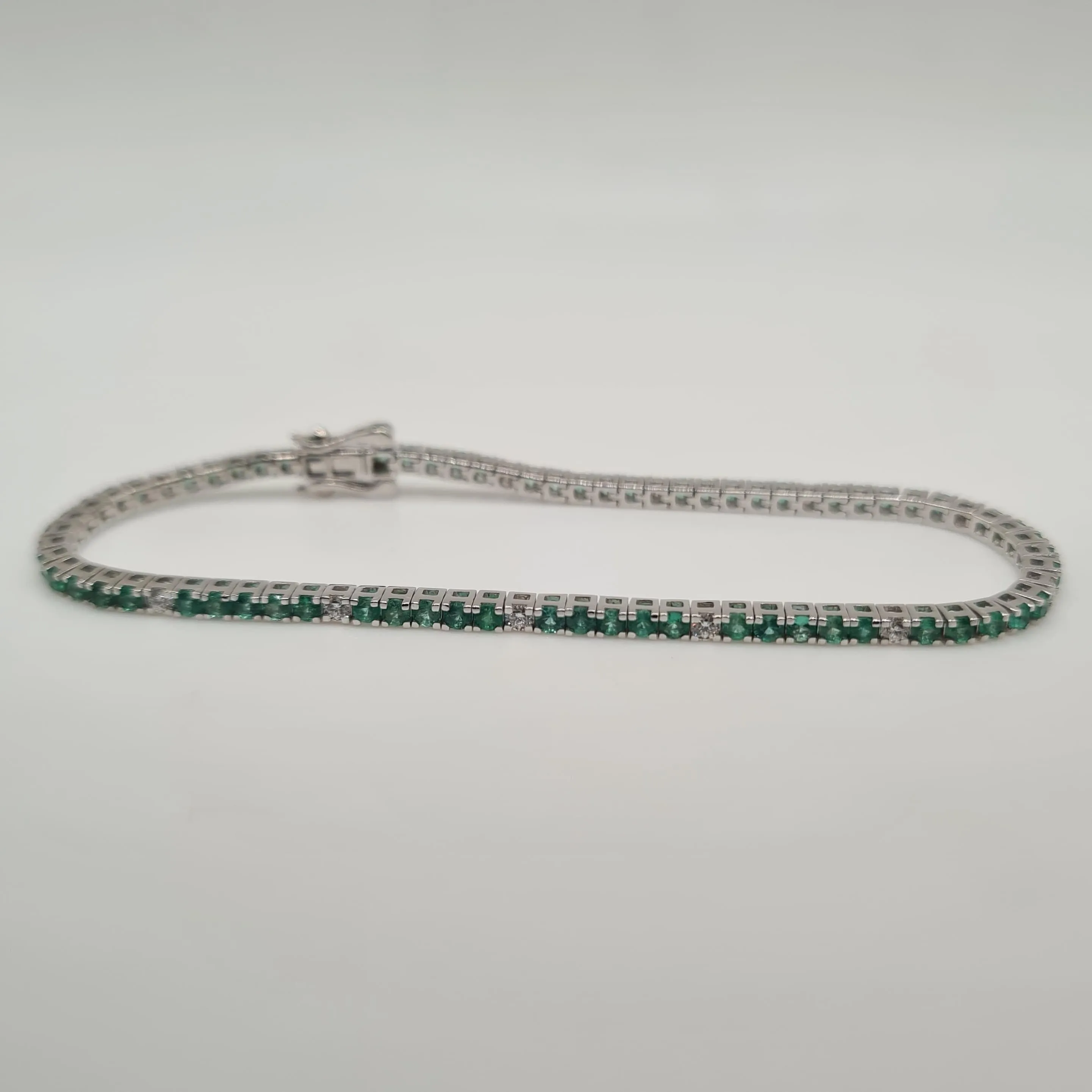 Rivière or blanc sertie de diamants et émeraudes sold by 58 Facettes product image thumbnail 2