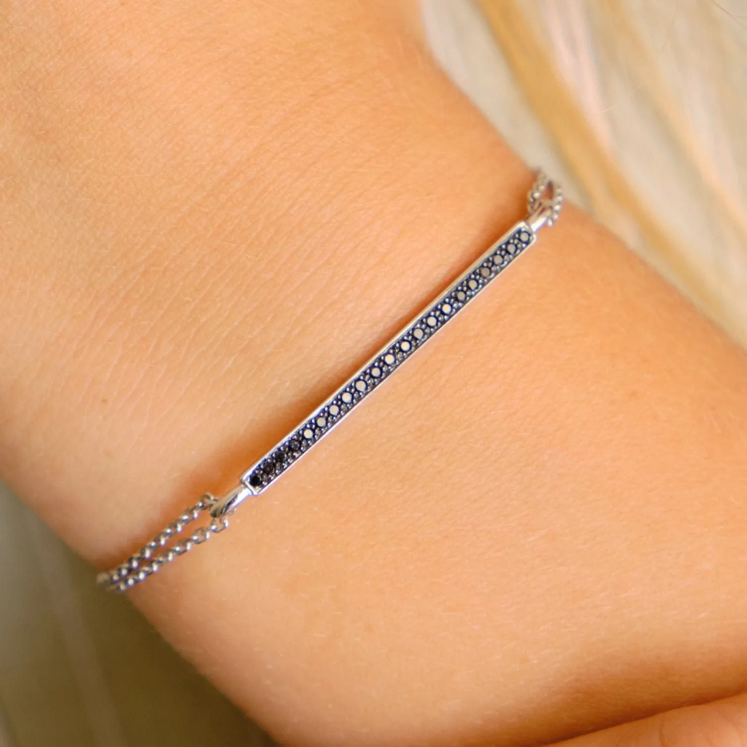 Bracelet or blanc barrette de diamants noirs sold by 58 Facettes product image thumbnail 2