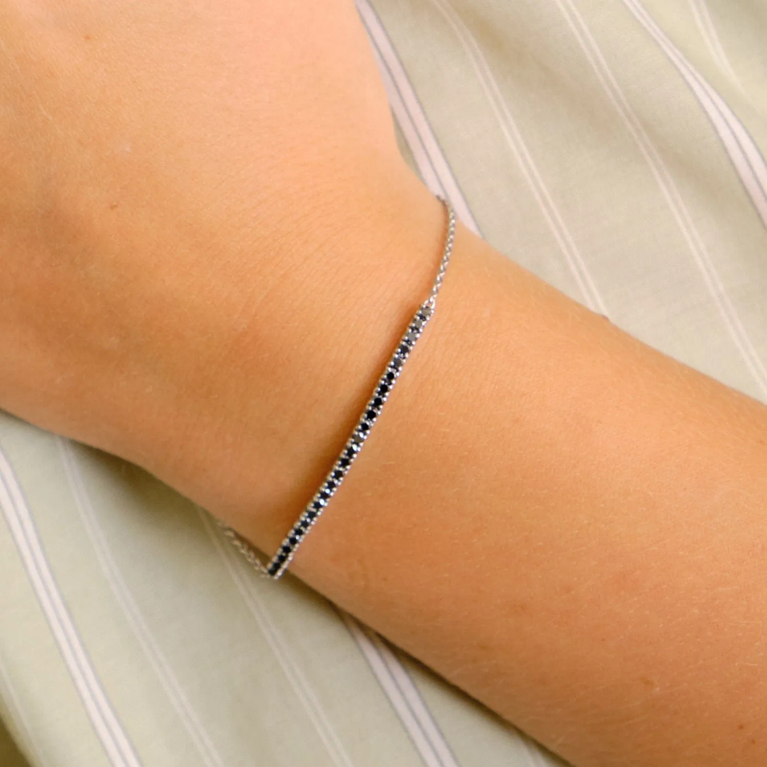 Bracelet or blanc barrette diamants noirs sold by 58 Facettes product image thumbnail 2