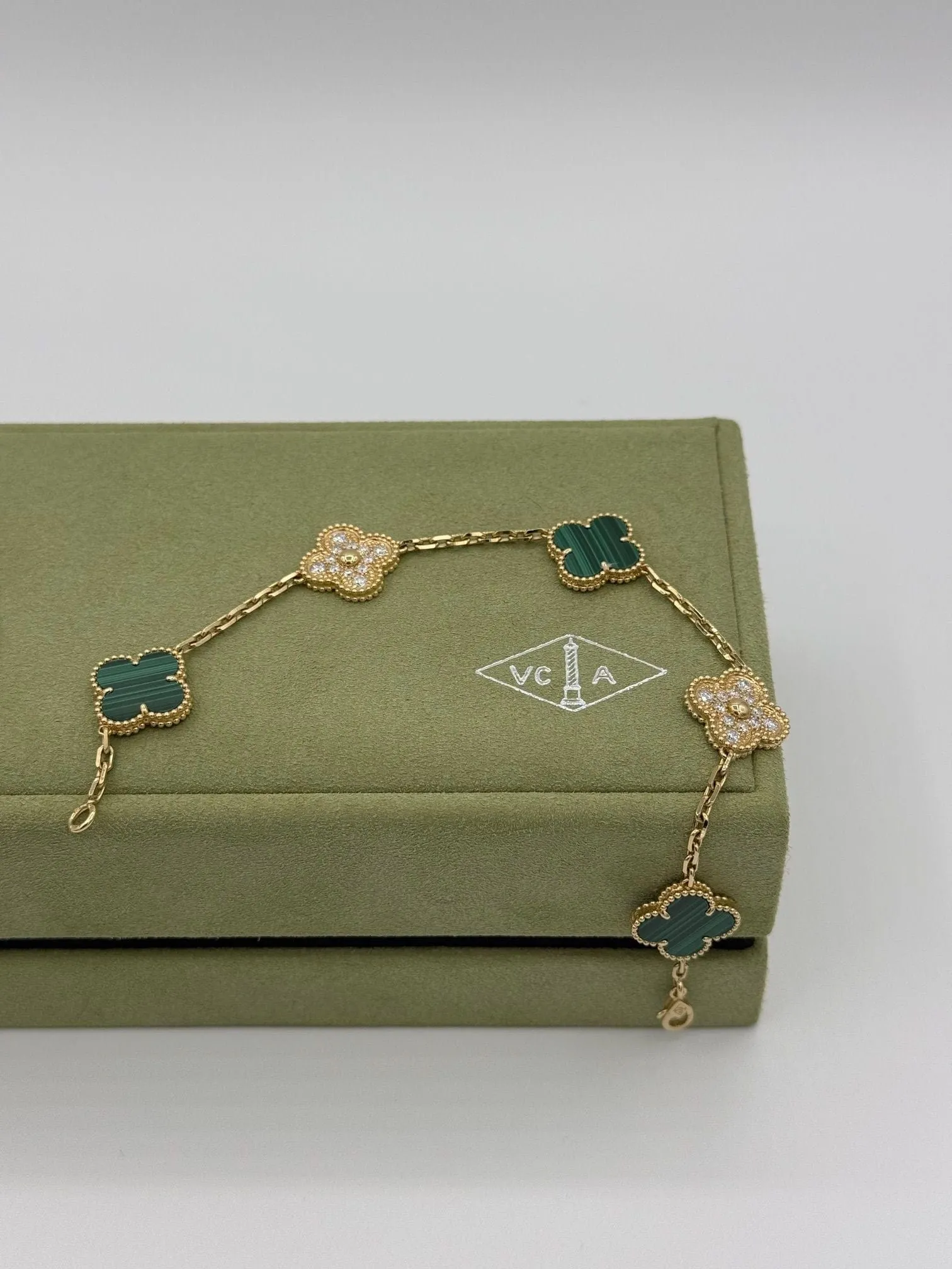 Van Cleef & Arpels - Bracelet Alhambra Malachite diamants sold by 58 Facettes product image thumbnail 2