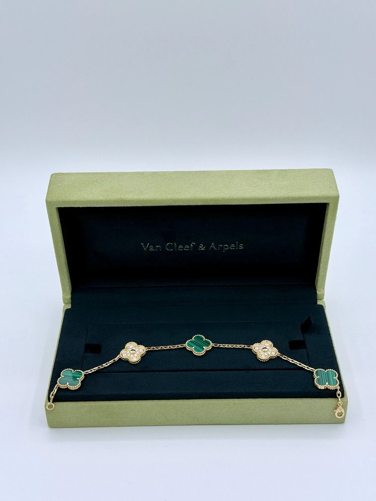Van Cleef & Arpels - Bracelet Alhambra Malachite diamants sold by 58 Facettes product image thumbnail 4