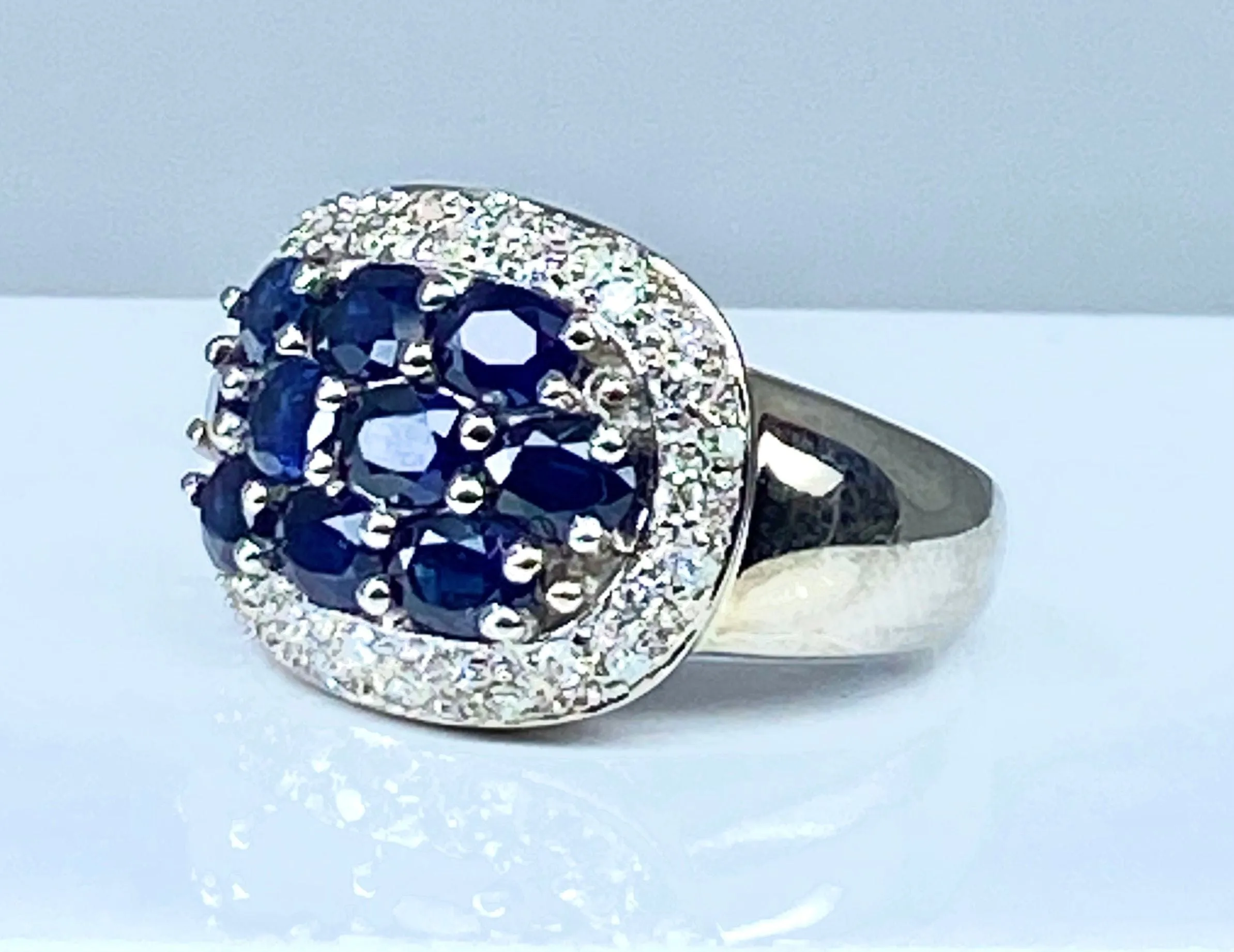 Bague bandeau en or blanc 10 saphirs et diamants sold by 58 Facettes product image thumbnail 3