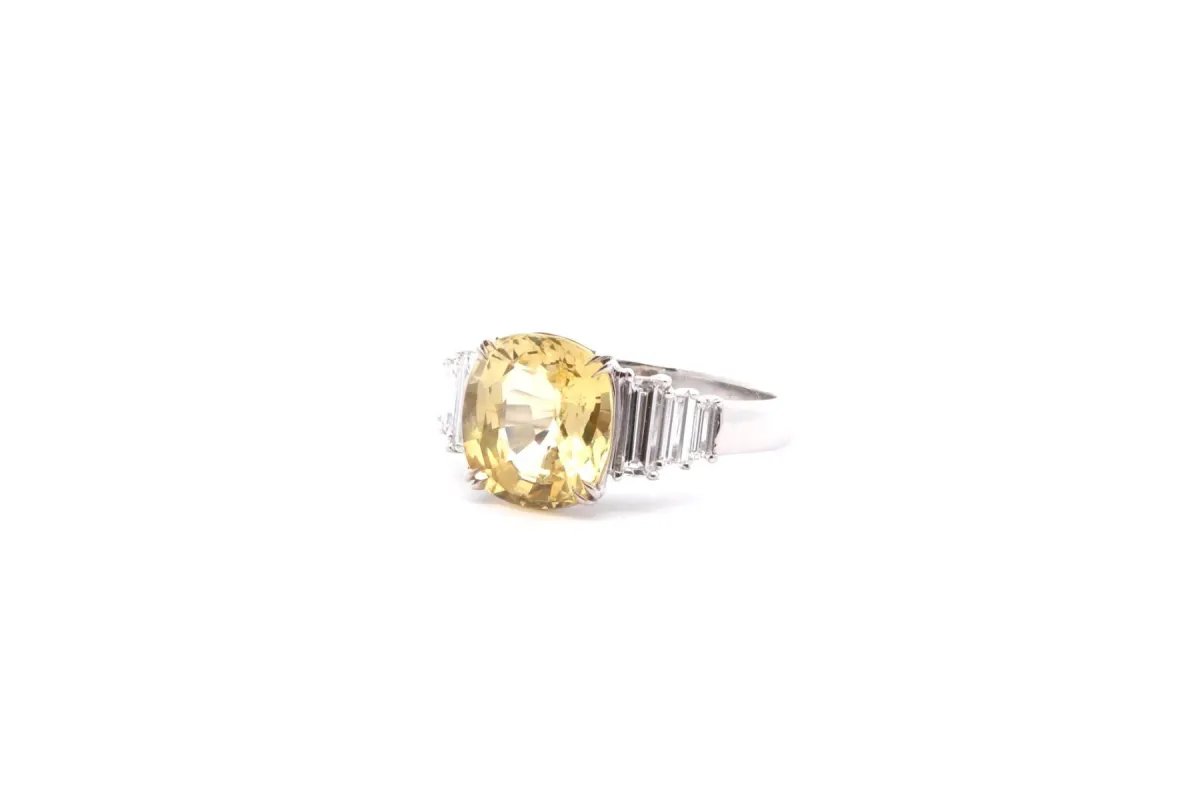 Bague saphir jaune 3,95cts et diamants sold by 58 Facettes