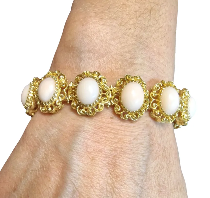 Bracelet vintage en corail peau d'ange sculpté en or sold by 58 Facettes