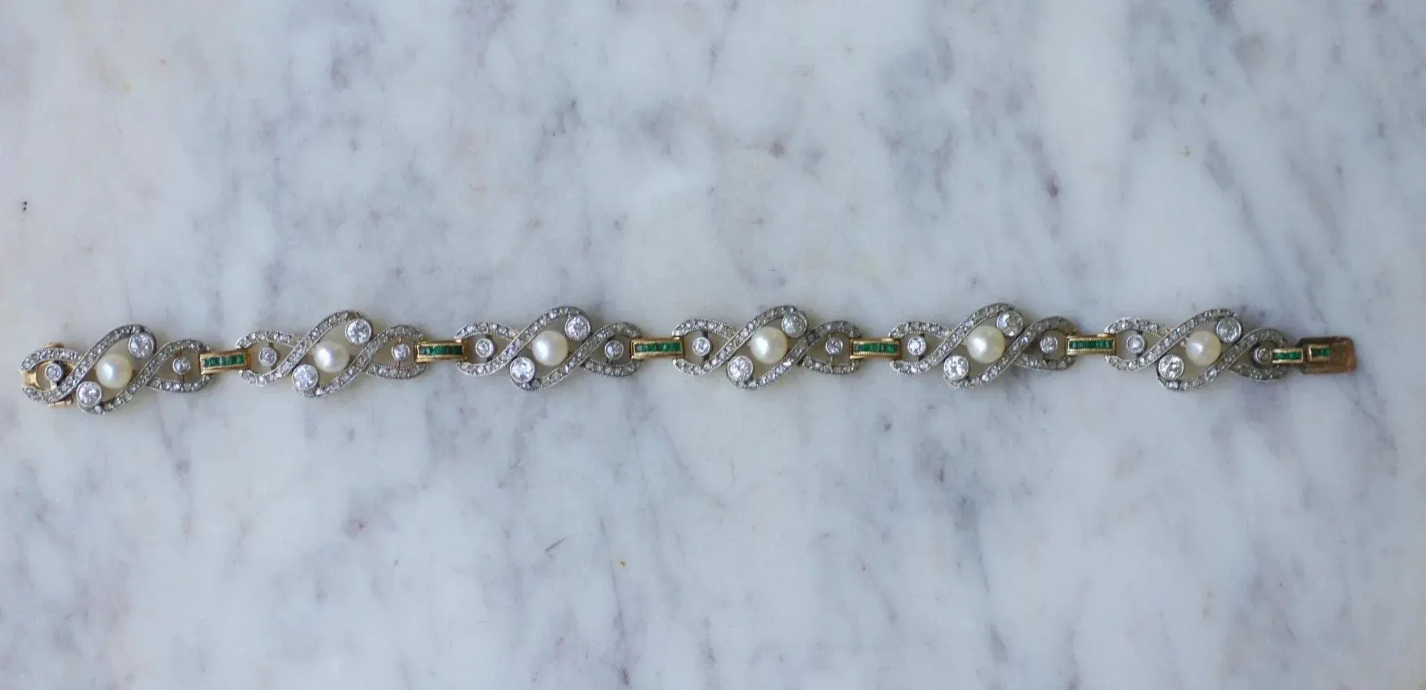 Bracelet or jaune et platine perles fines diamants et émeraudes sold by 58 Facettes