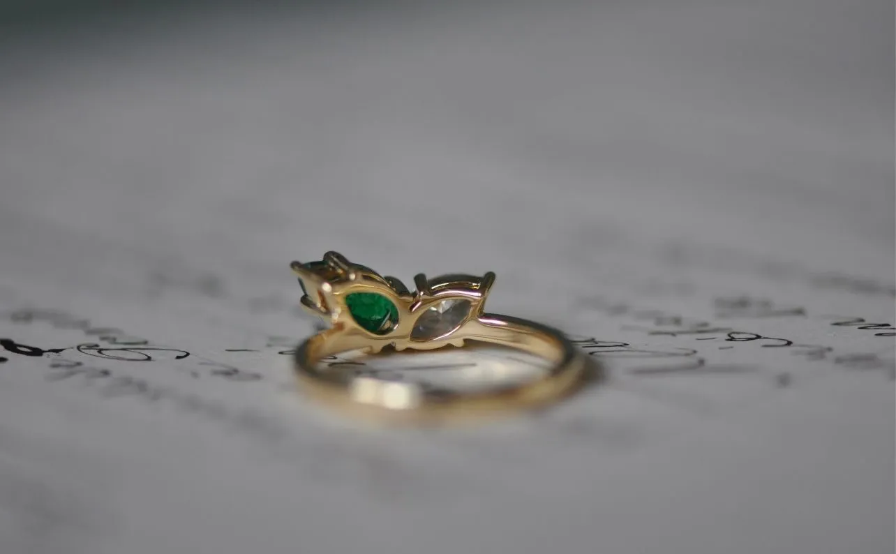 Bague vintage en or jaune avec émeraude et diamants Colombiam sold by 58 Facettes product image thumbnail 4