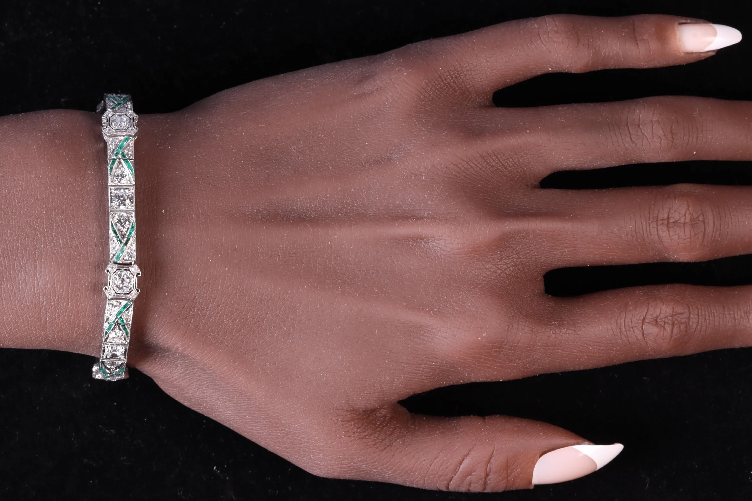 Bracelet en platine des années 1920 avec diamants et émeraudes sold by 58 Facettes product image thumbnail 2