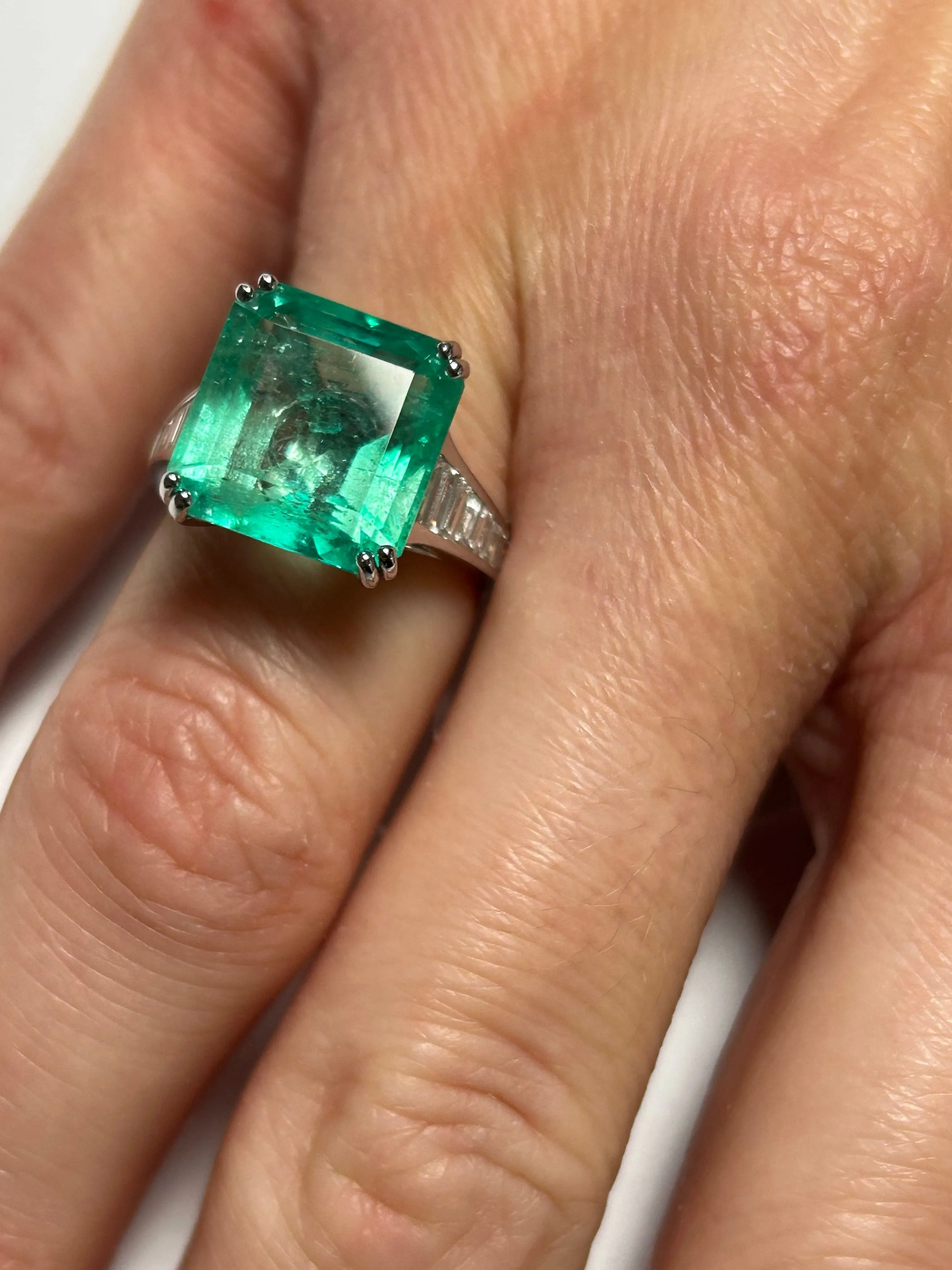 Très belle bague ornée d'une émeraude de Colombie de 7.92 carats sold by 58 Facettes product image thumbnail 3