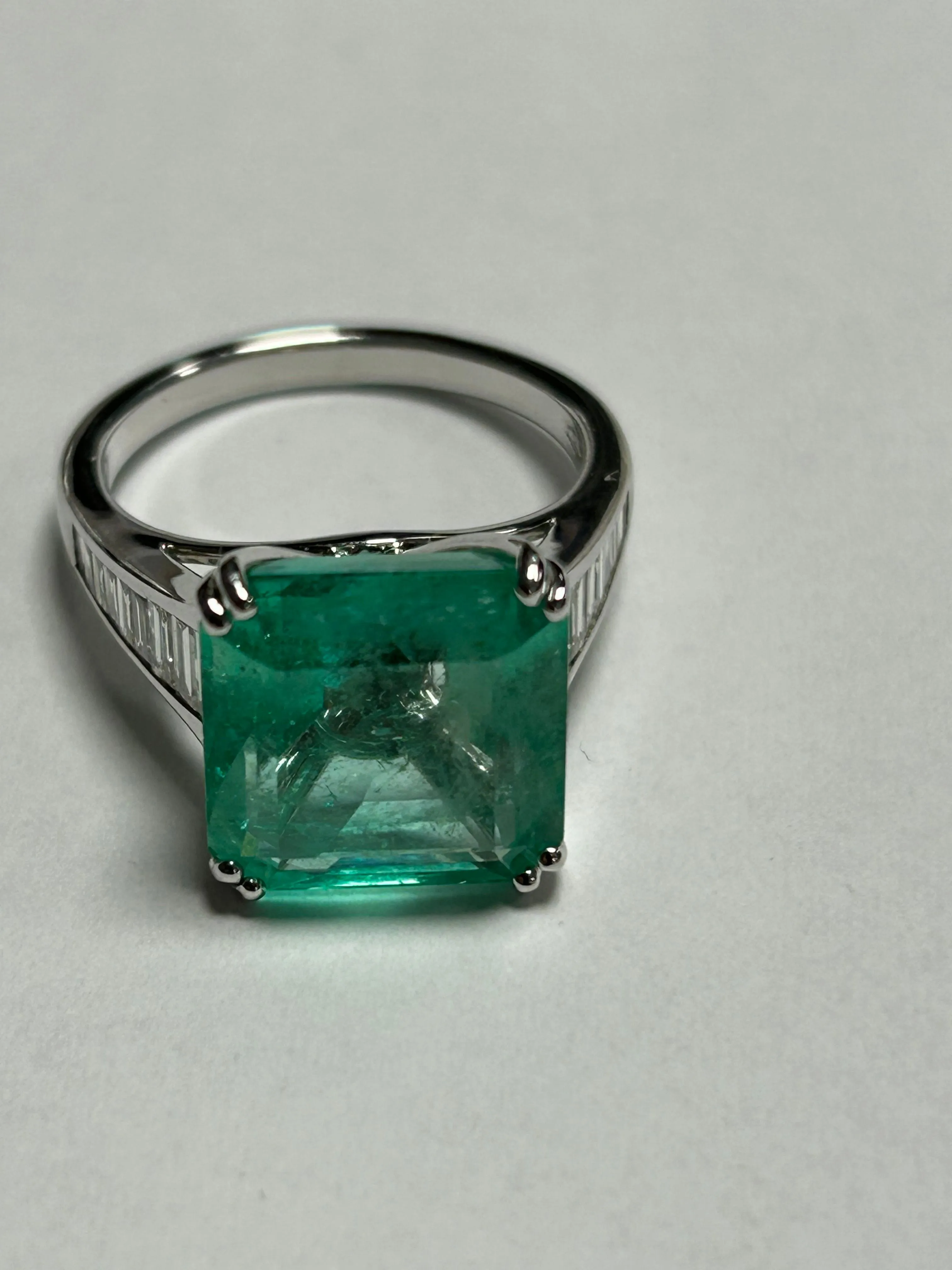 Très belle bague ornée d'une émeraude de Colombie de 7.92 carats sold by 58 Facettes product image thumbnail 4