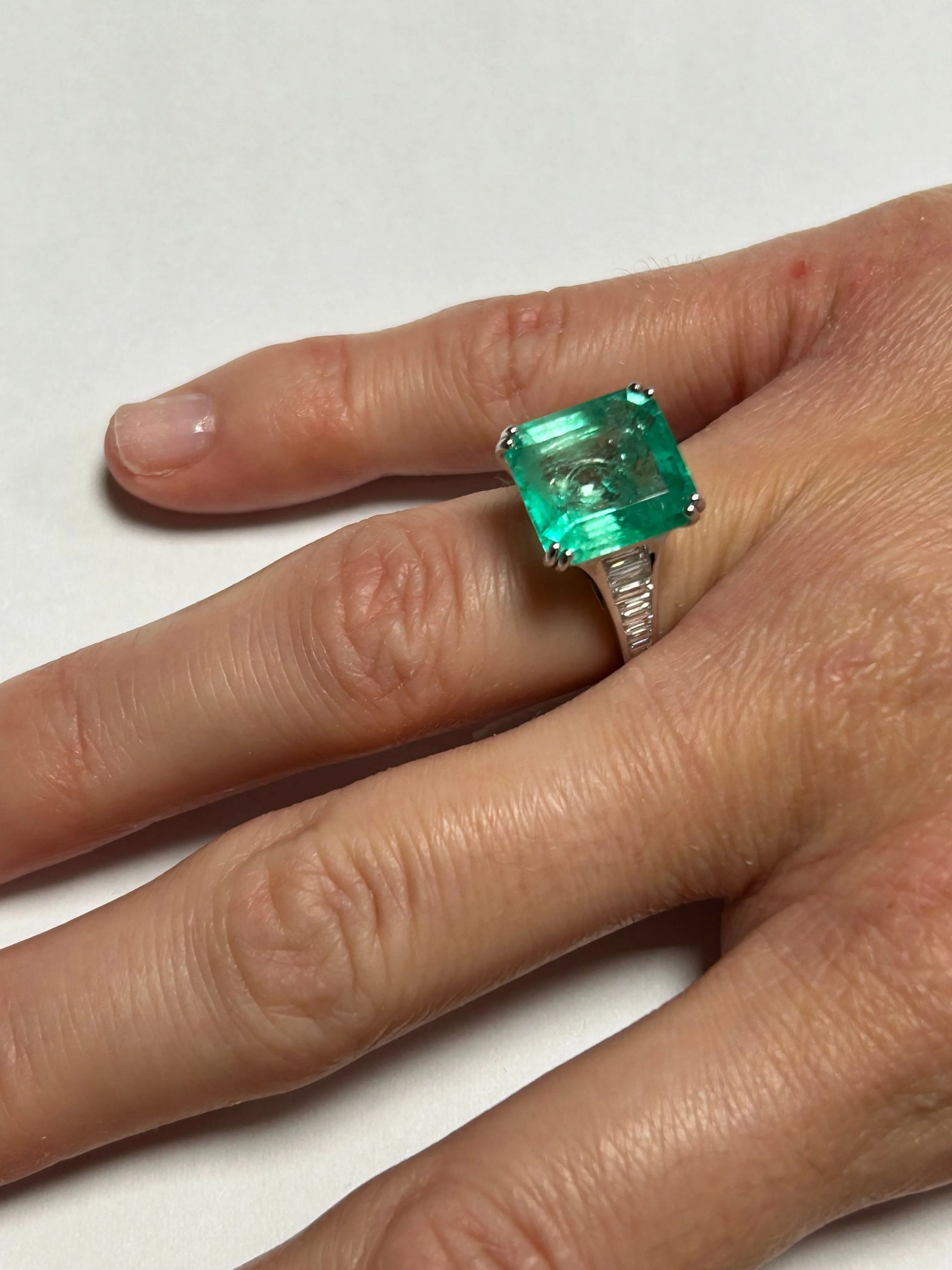 Très belle bague ornée d'une émeraude de Colombie de 7.92 carats sold by 58 Facettes product image thumbnail 5