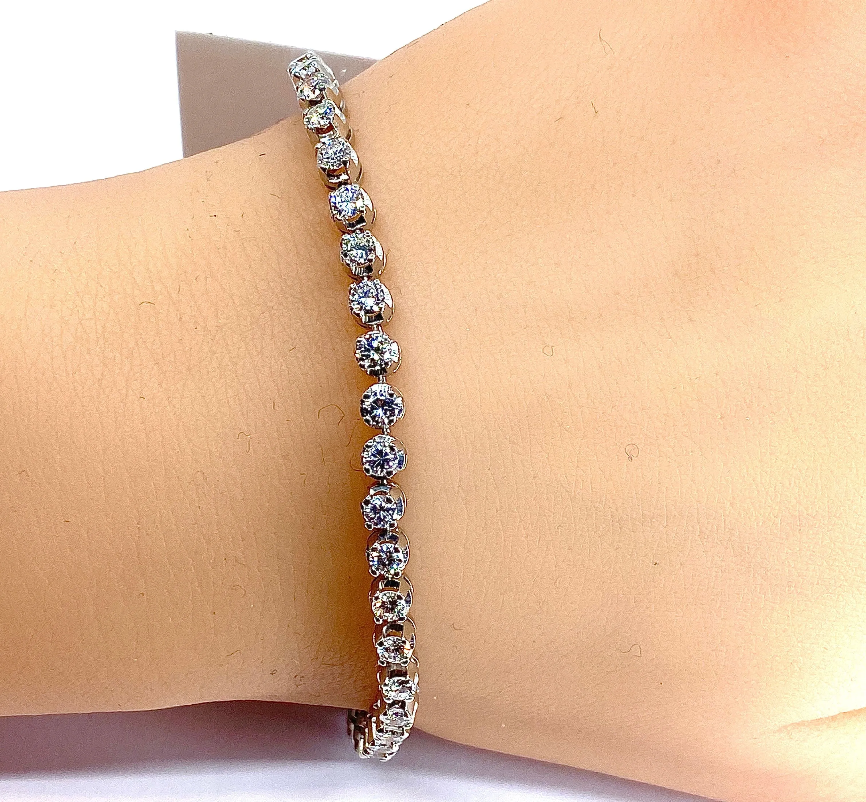 Bracelet ligne or blanc serti de 41 diamants 4,10 carats sold by 58 Facettes product image thumbnail 4