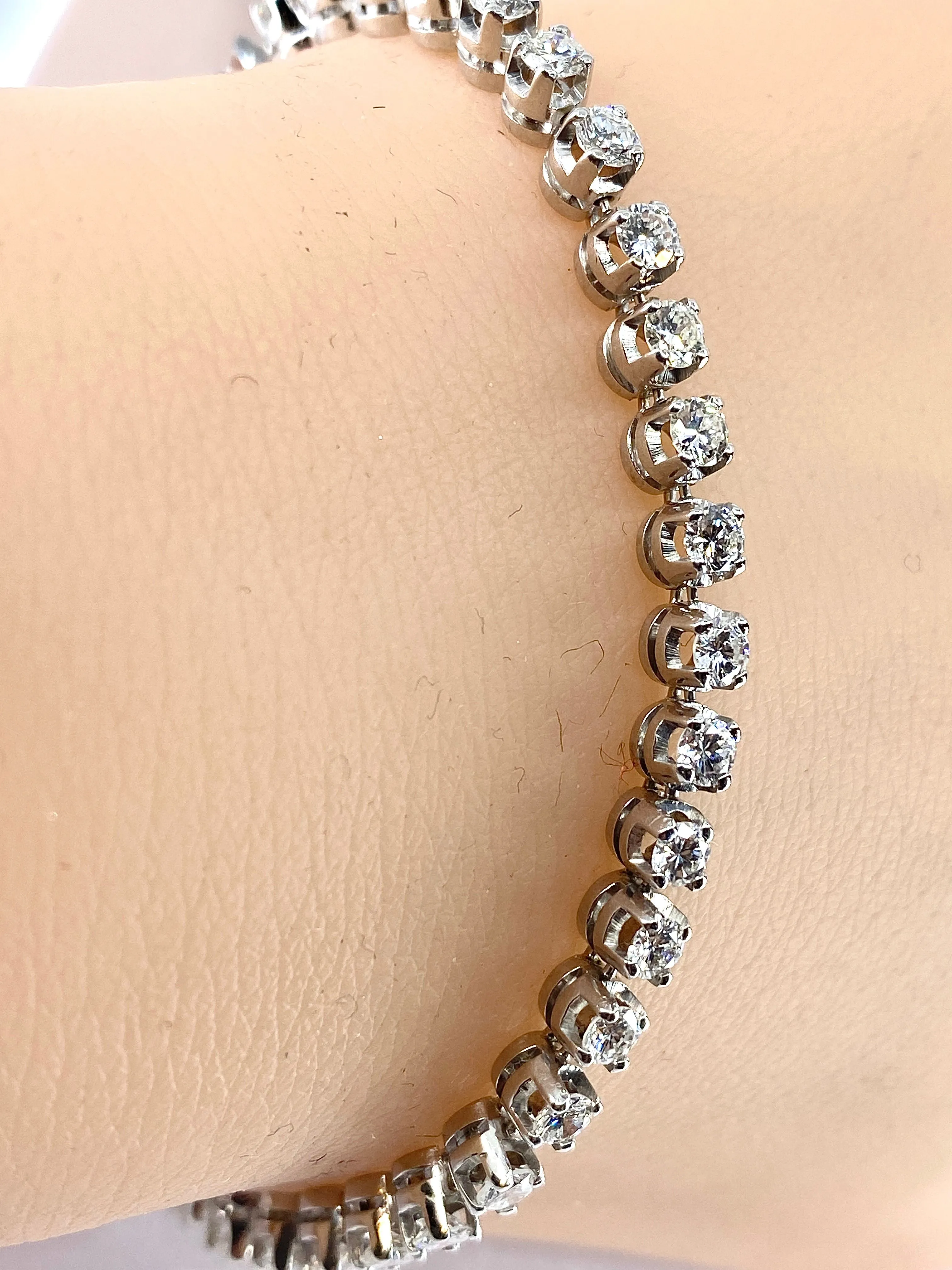 Bracelet ligne or blanc serti de 41 diamants 4,10 carats sold by 58 Facettes product image thumbnail 2