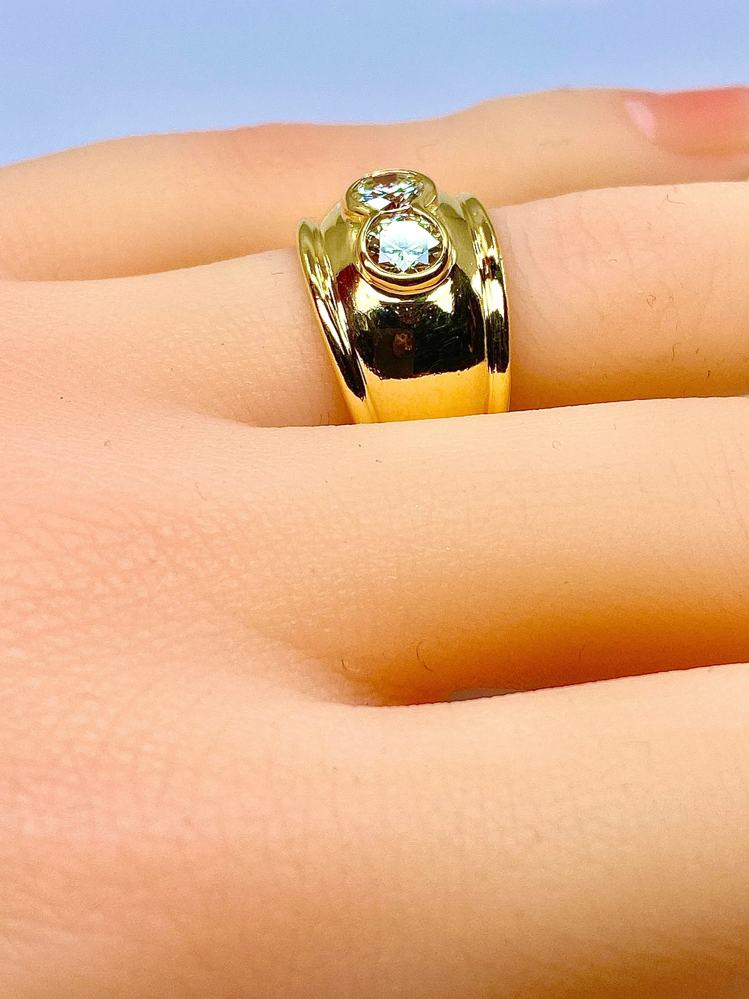 Bague jonc/ bandeau en or jaune ornée de 2 diamants sold by 58 Facettes product image thumbnail 2