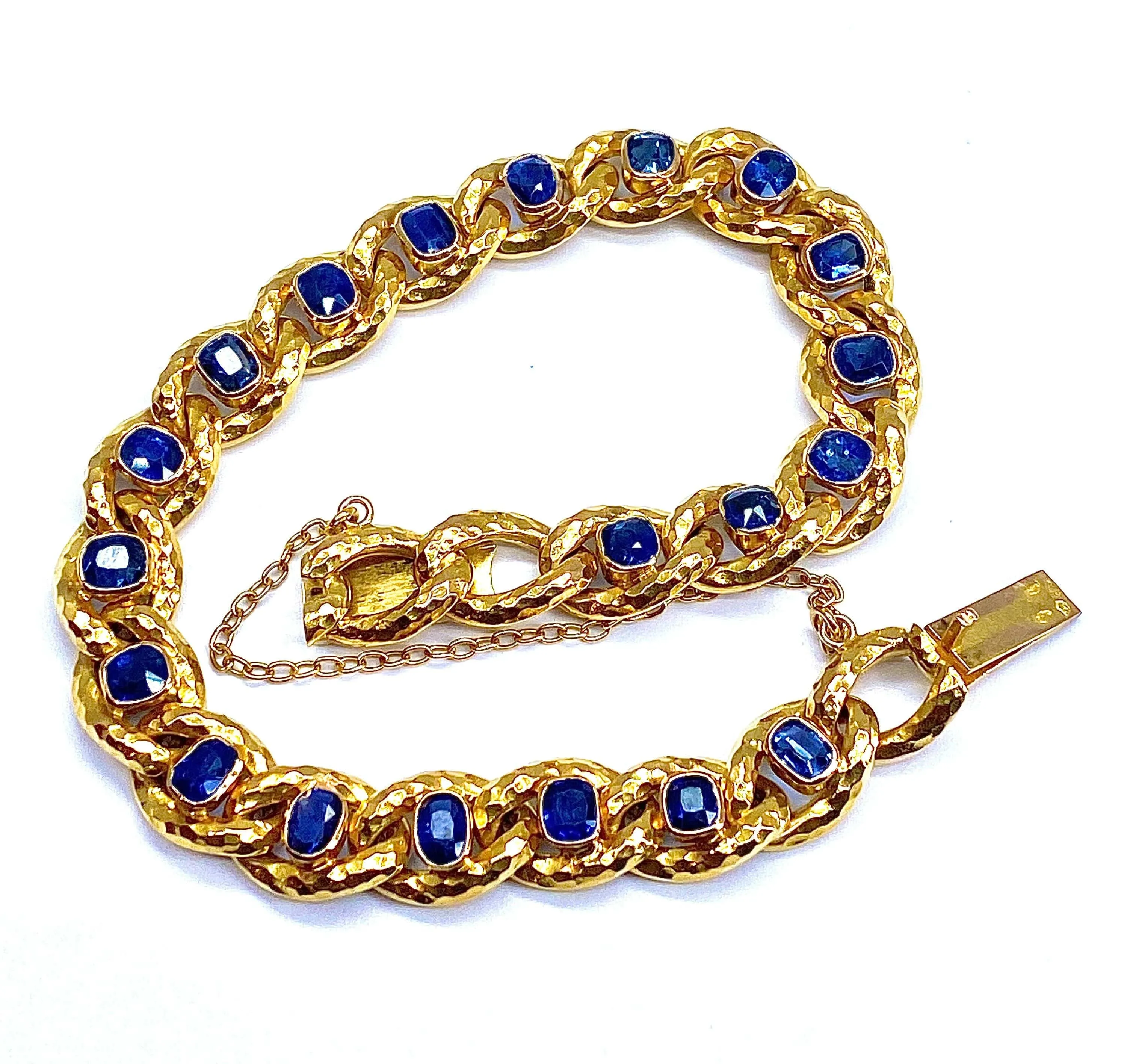 Bracelet en or jaune orné de 20 saphirs de Ceylan sold by 58 Facettes
