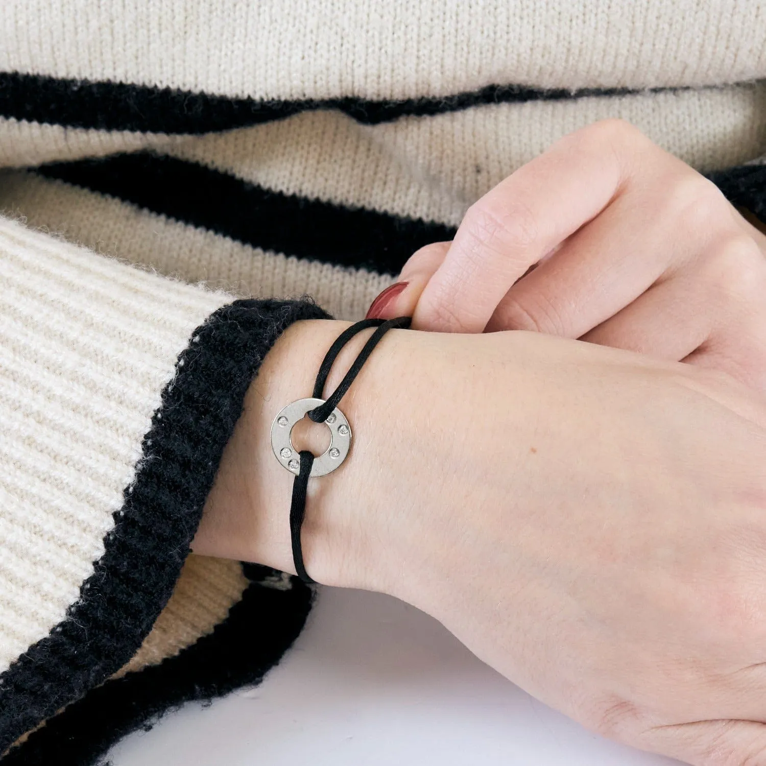 DINH VAN - Cible R16 - Bracelet sur cordon en Or blanc et Diamants sold by 58 Facettes product image thumbnail 3