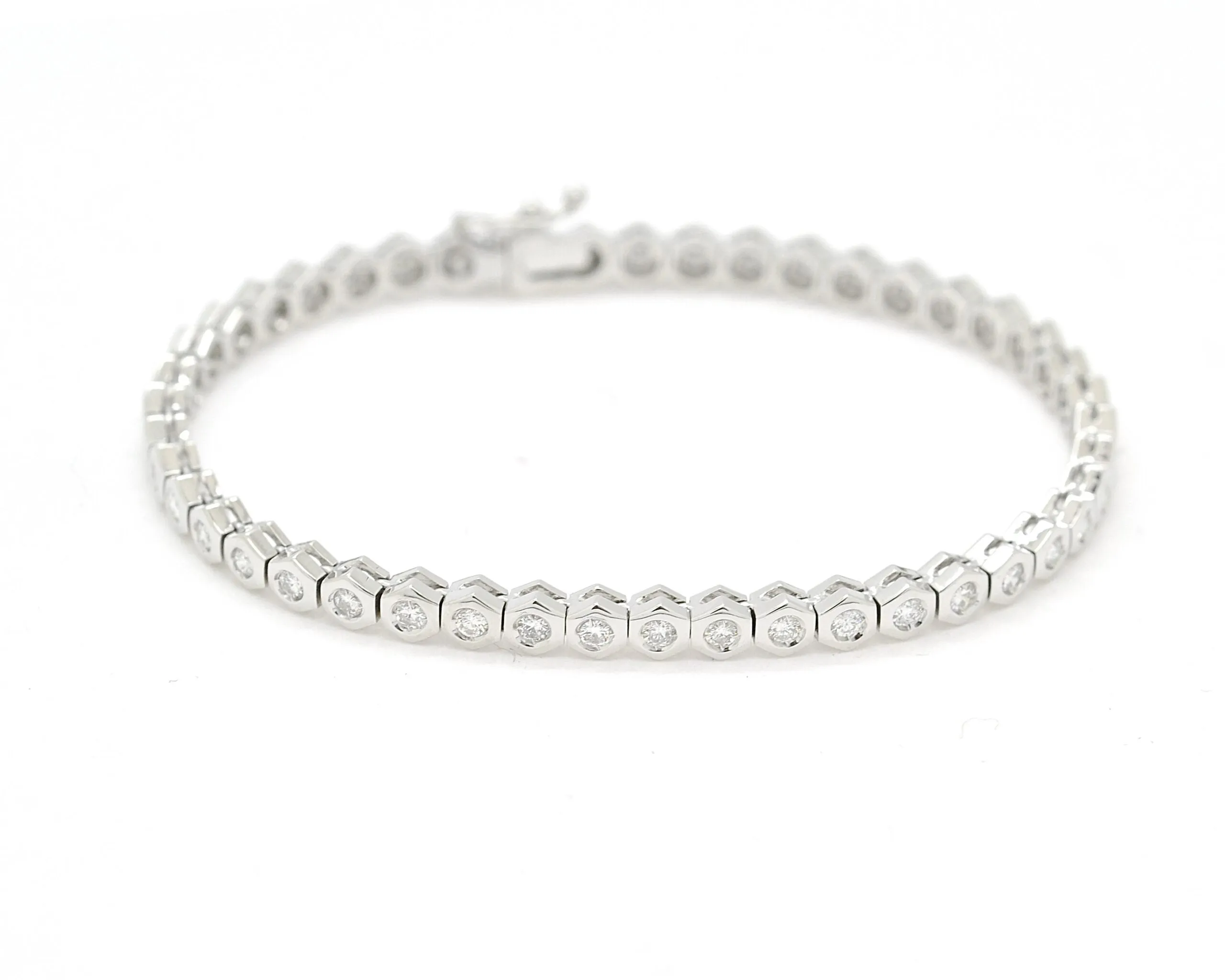 Bracelet tennis en or blanc 2,30 ct sold by 58 Facettes product image thumbnail 2