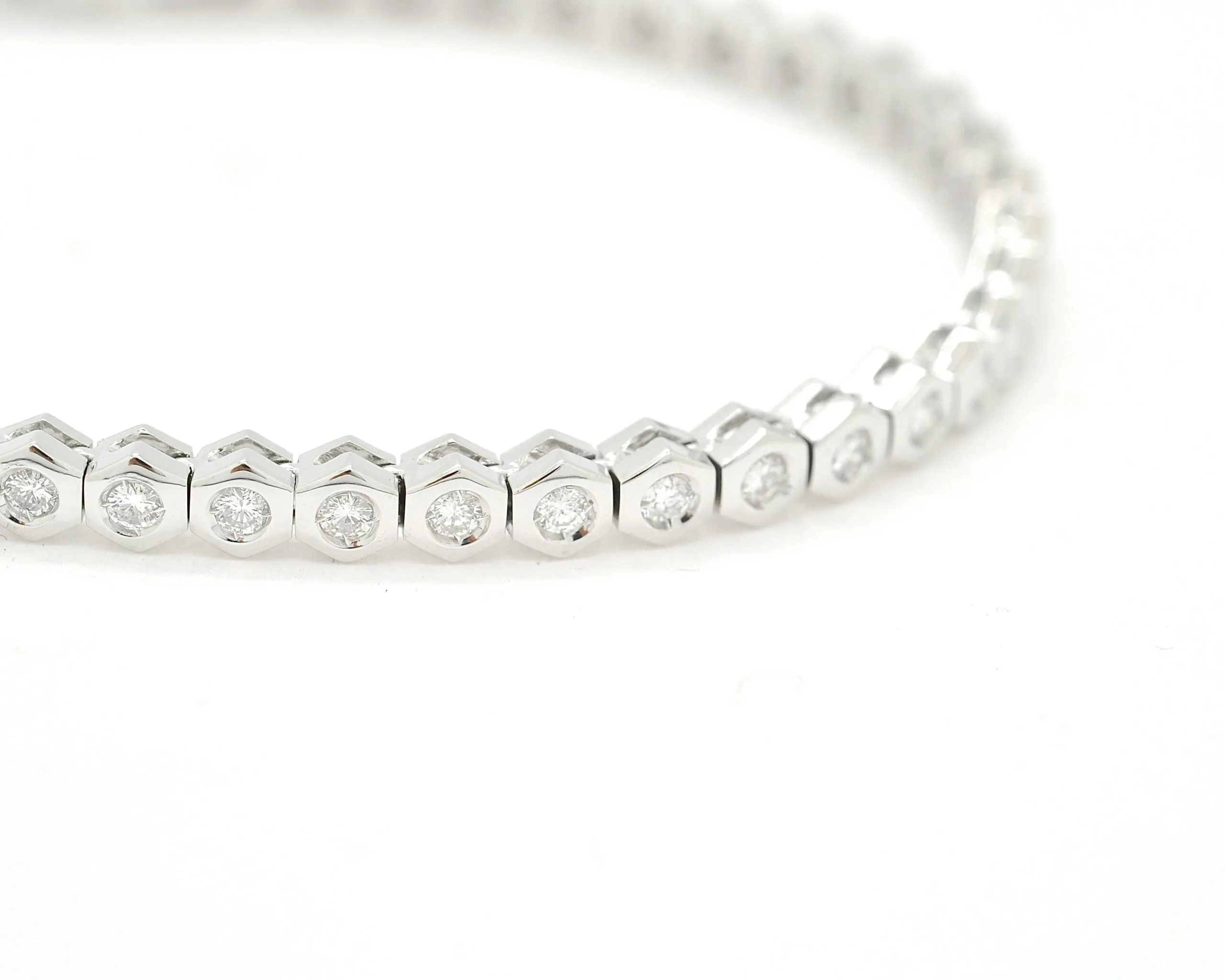 Bracelet tennis en or blanc 2,30 ct sold by 58 Facettes product image thumbnail 3
