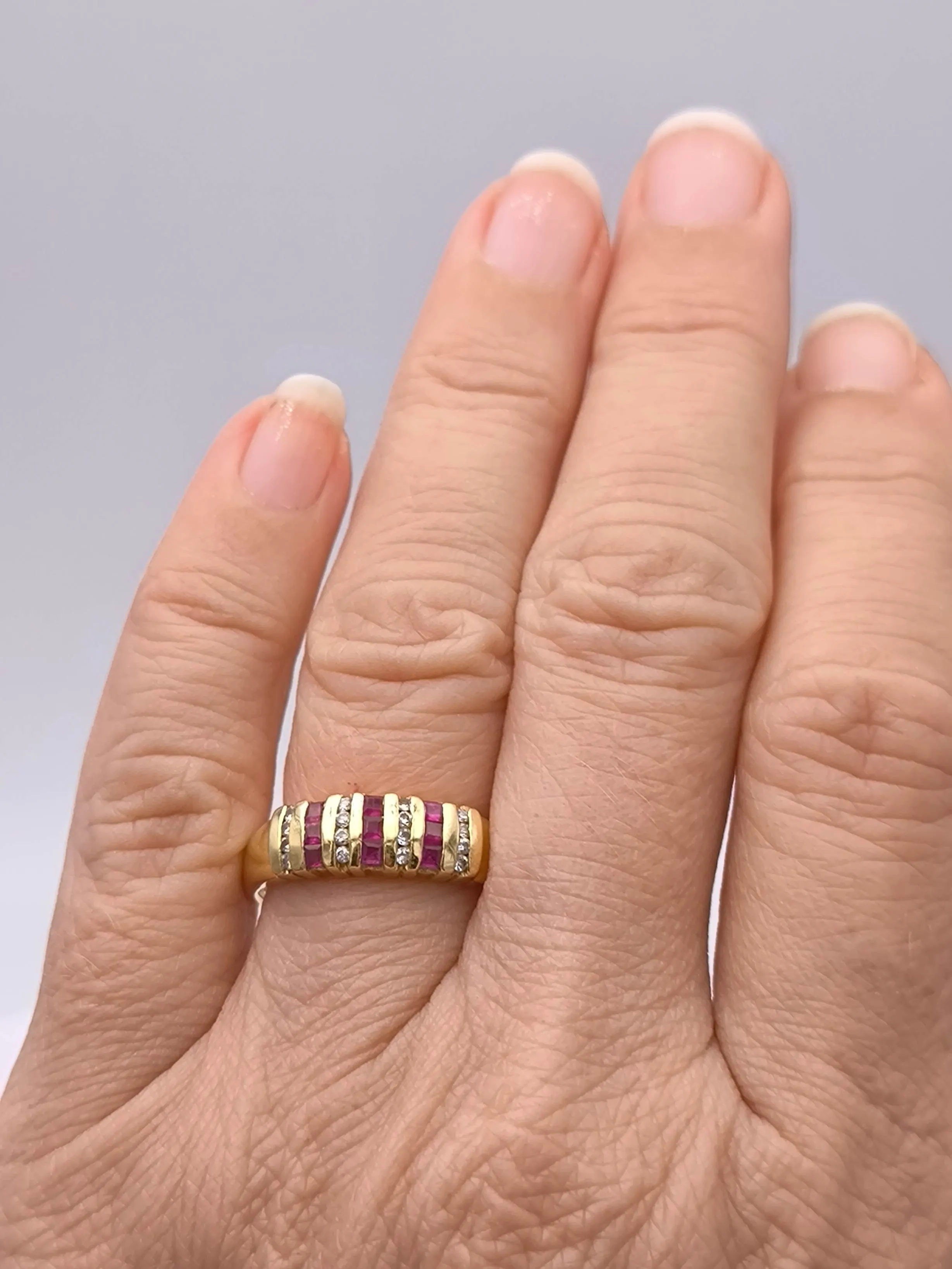 Bague jarretière or jaune ornée de rubis et diamants sold by 58 Facettes product image thumbnail 2