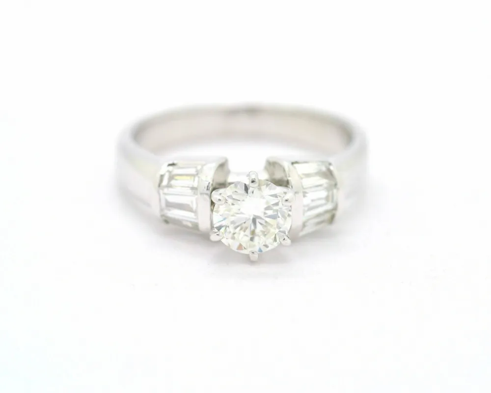 Bague solitaire ct 0,80 et baguettes latérales sold by 58 Facettes