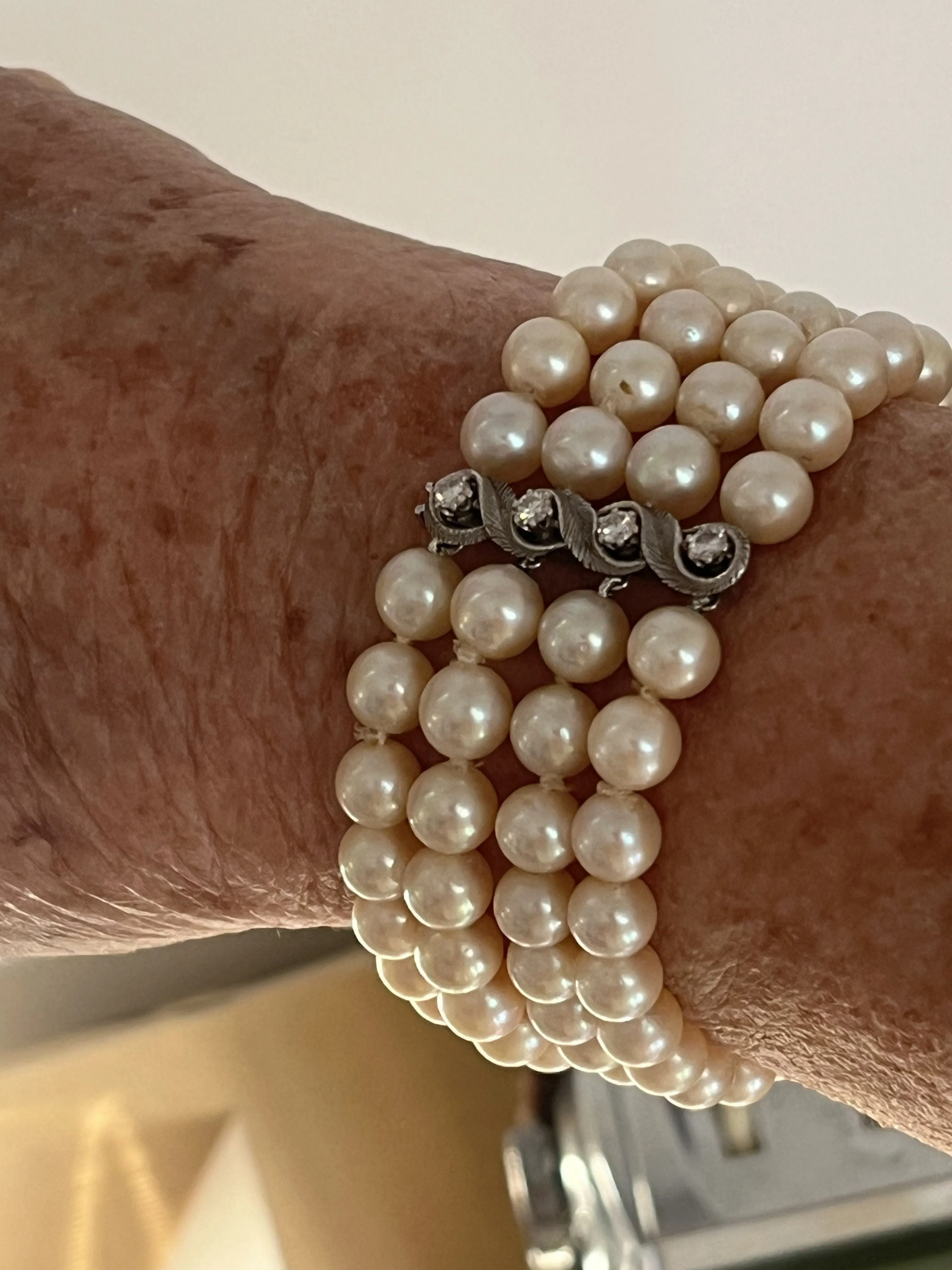 Bracelet 3 Rangs Perles Fermoir Or Gris Diamants sold by 58 Facettes product image thumbnail 4