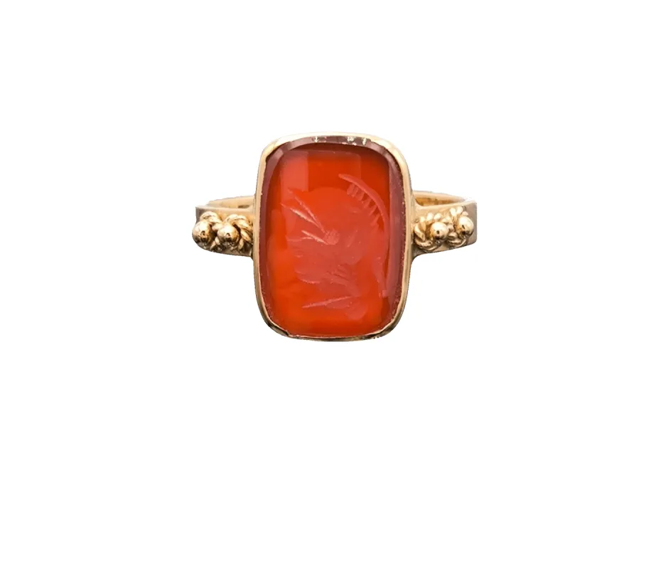 Bague Empire en or avec intaille en agate sold by 58 Facettes