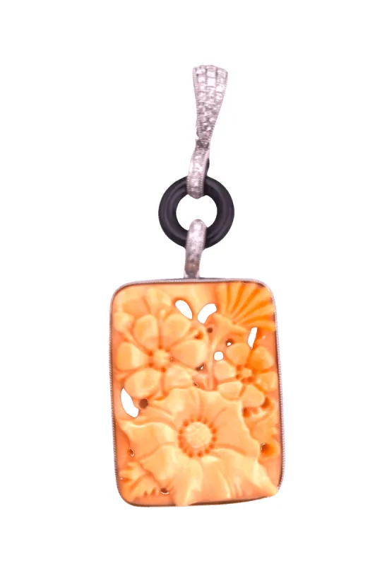 Pendentif art deco en or orné de corail onyx et diamants sold by 58 Facettes