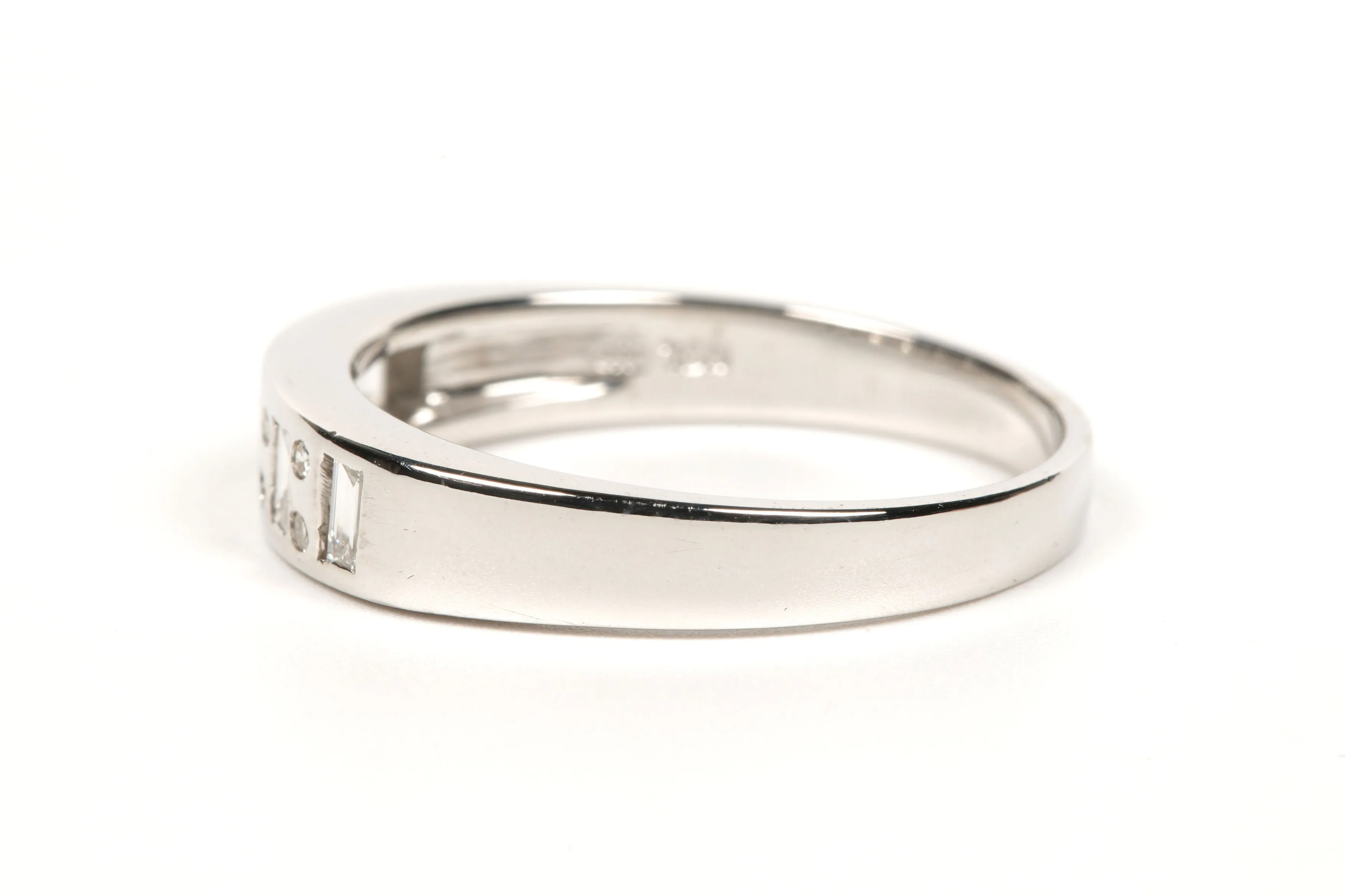 Alliance demi-américaine contemporaine en or blanc 18 carats sertie de diamants "taille" baguette et brillant (+-0.056ct) sold by 58 Facettes product image thumbnail 3