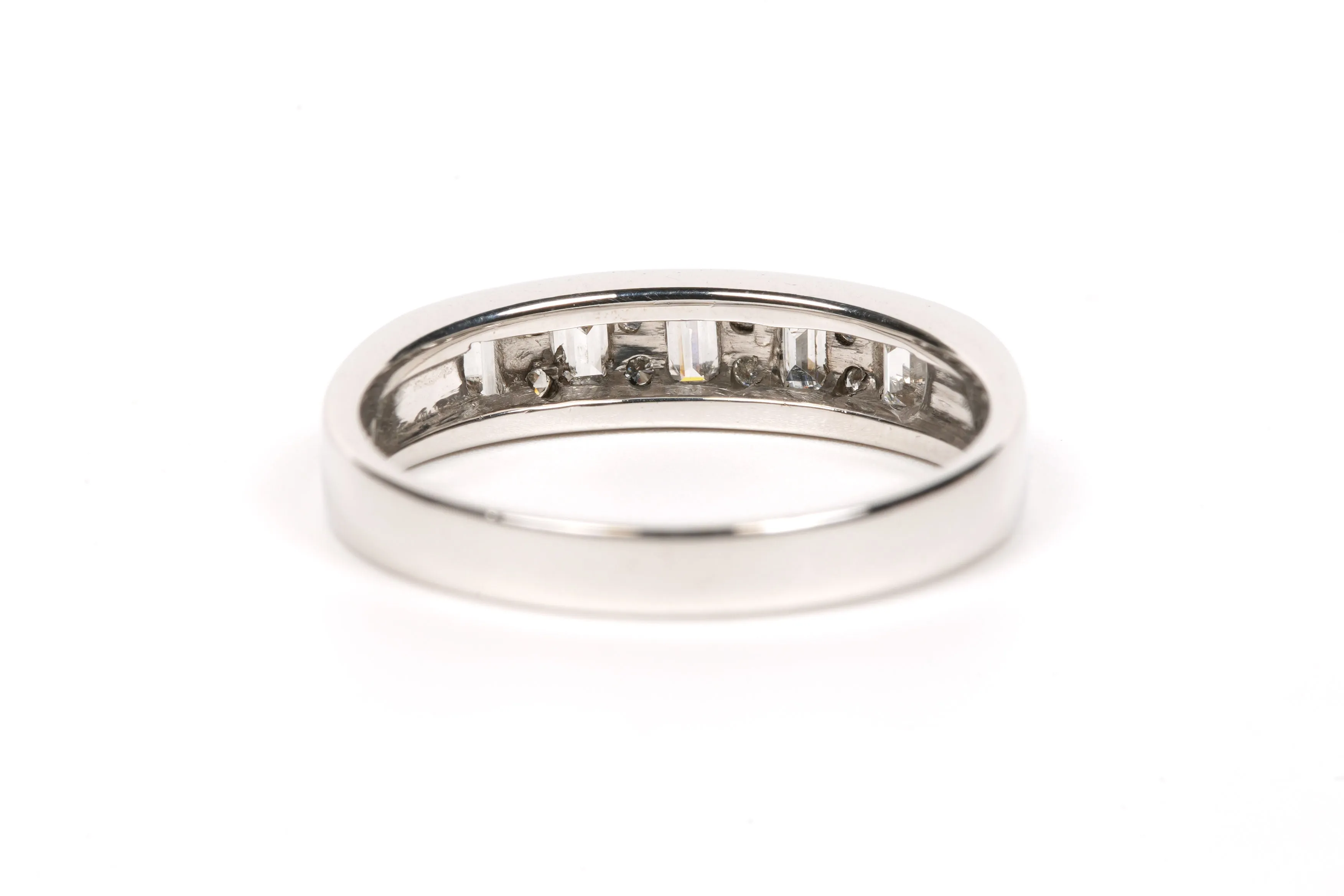 Alliance demi-américaine contemporaine en or blanc 18 carats sertie de diamants "taille" baguette et brillant (+-0.056ct) sold by 58 Facettes product image thumbnail 4