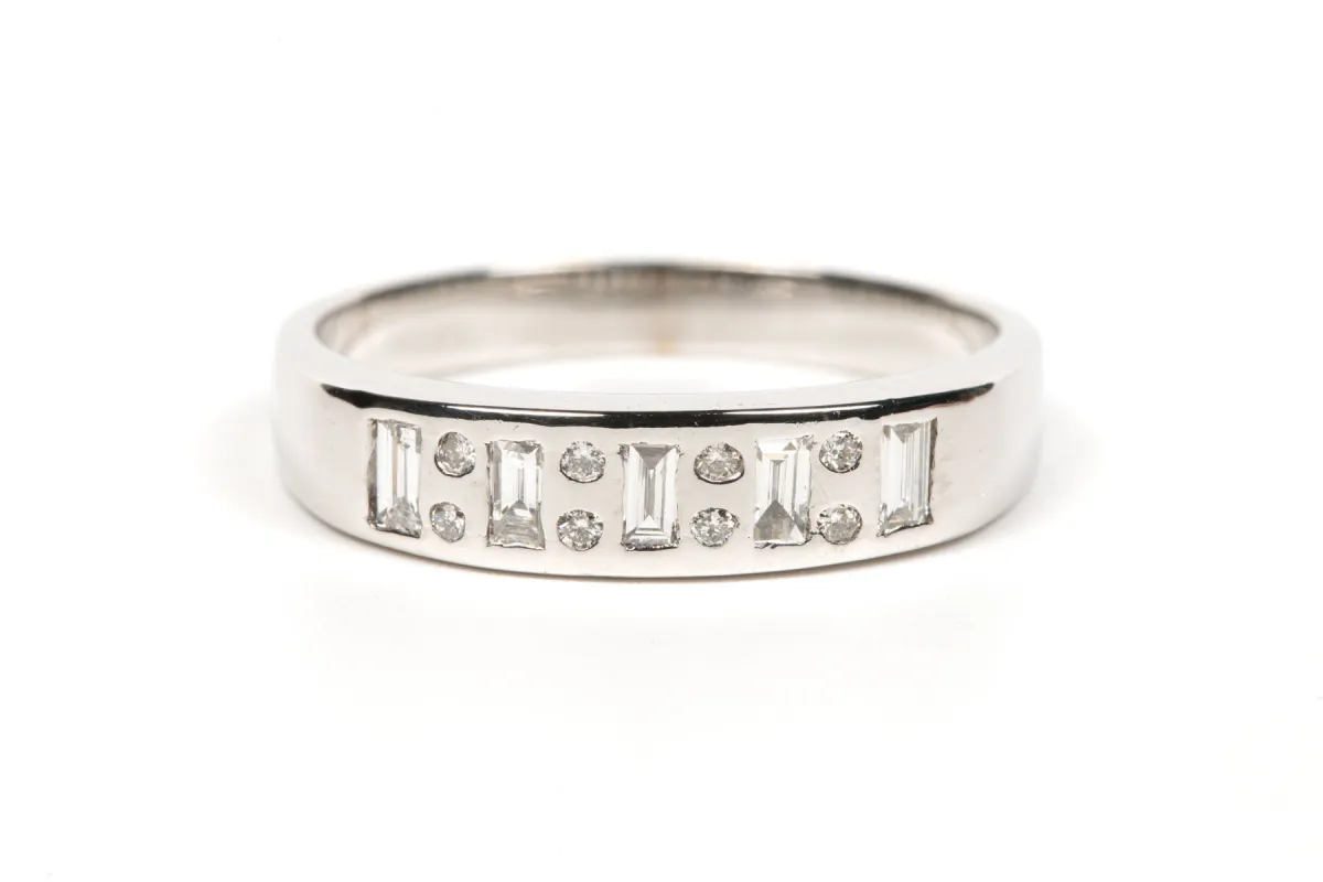 Alliance demi-américaine contemporaine en or blanc sertie de diamants sold by 58 Facettes