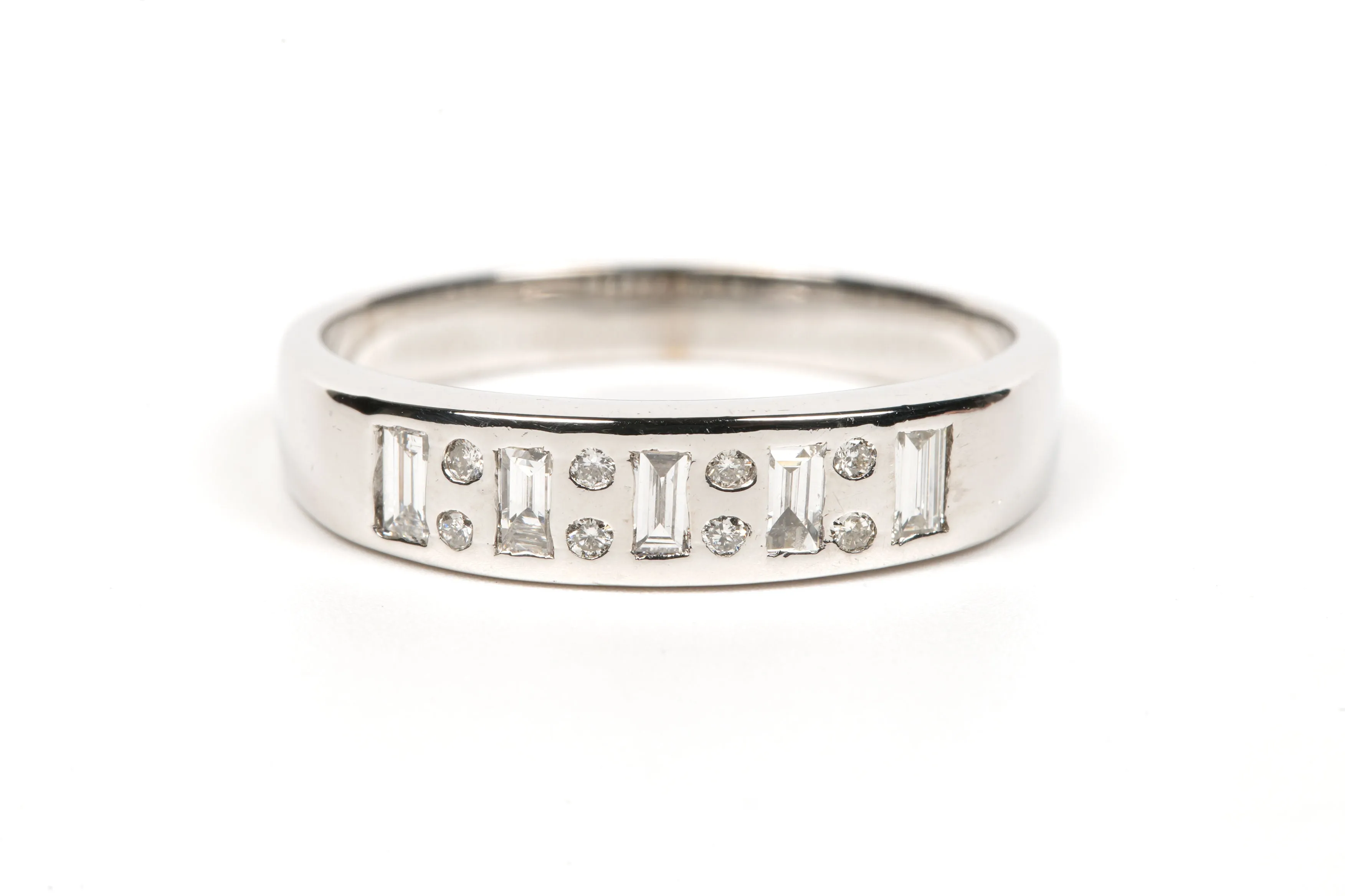 Alliance demi-américaine contemporaine en or blanc 18 carats sertie de diamants "taille" baguette et brillant (+-0.056ct) sold by 58 Facettes