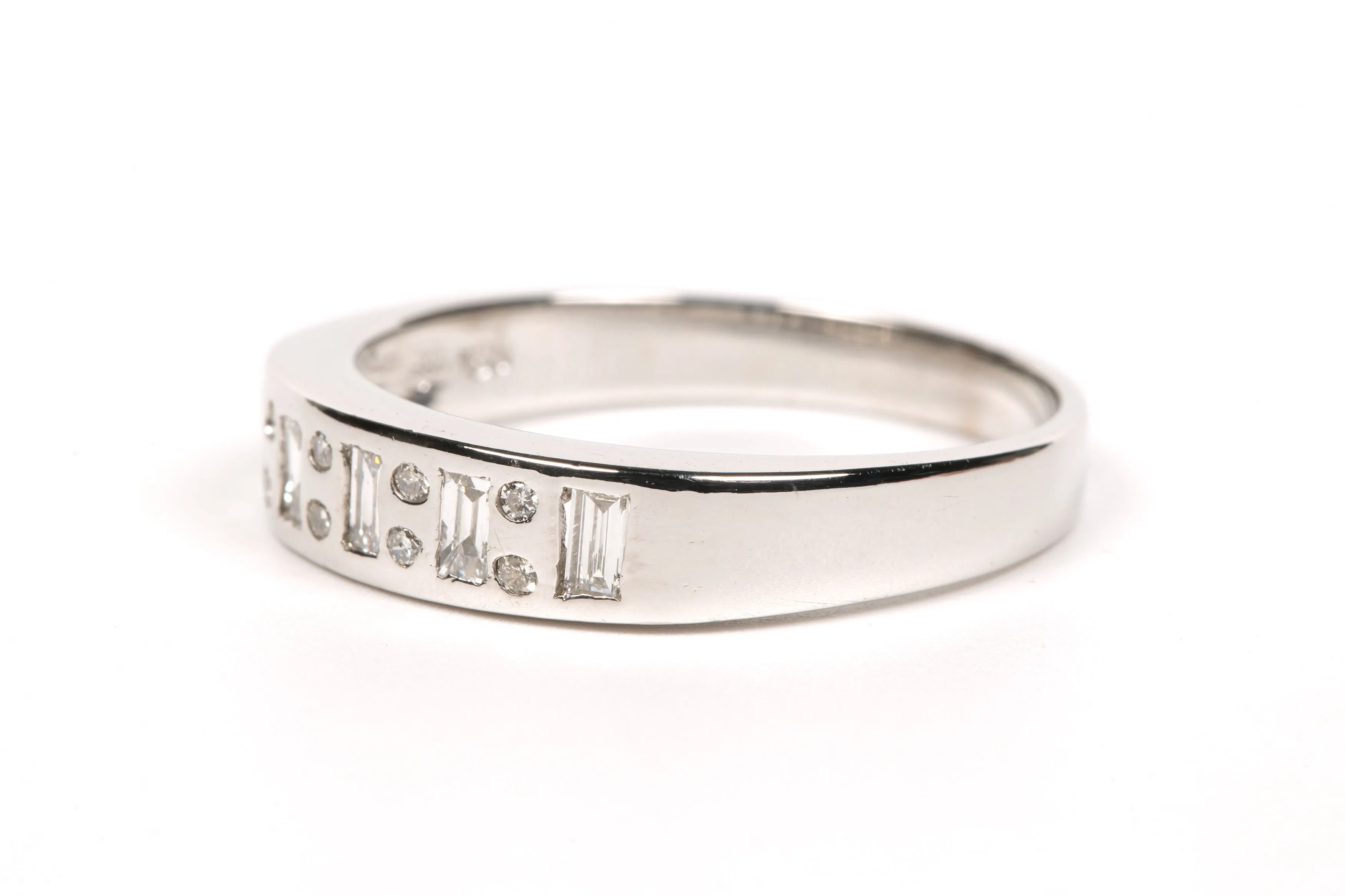 Alliance demi-américaine contemporaine en or blanc 18 carats sertie de diamants "taille" baguette et brillant (+-0.056ct) sold by 58 Facettes product image thumbnail 2