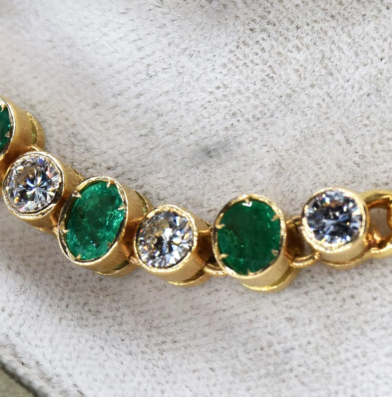 Bracelet vintage en diamants et émeraudes sold by 58 Facettes product image thumbnail 2