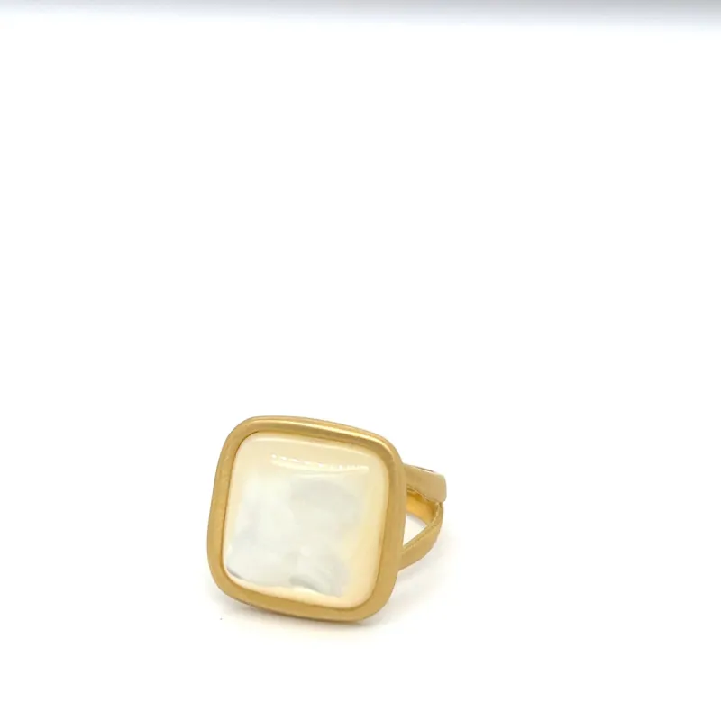 Bague anneau carré en or jaune 18 carats et nacre sold by 58 Facettes