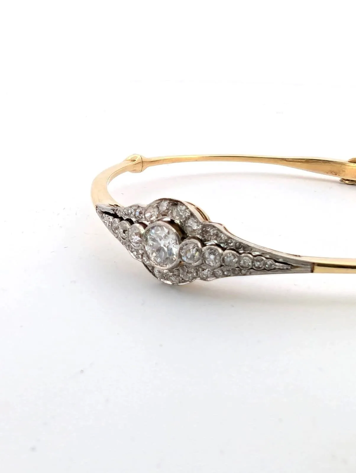 Splendide bracelet rigide en or jaune avec important diamant central et diamants latéraux sold by 58 Facettes product image thumbnail 2