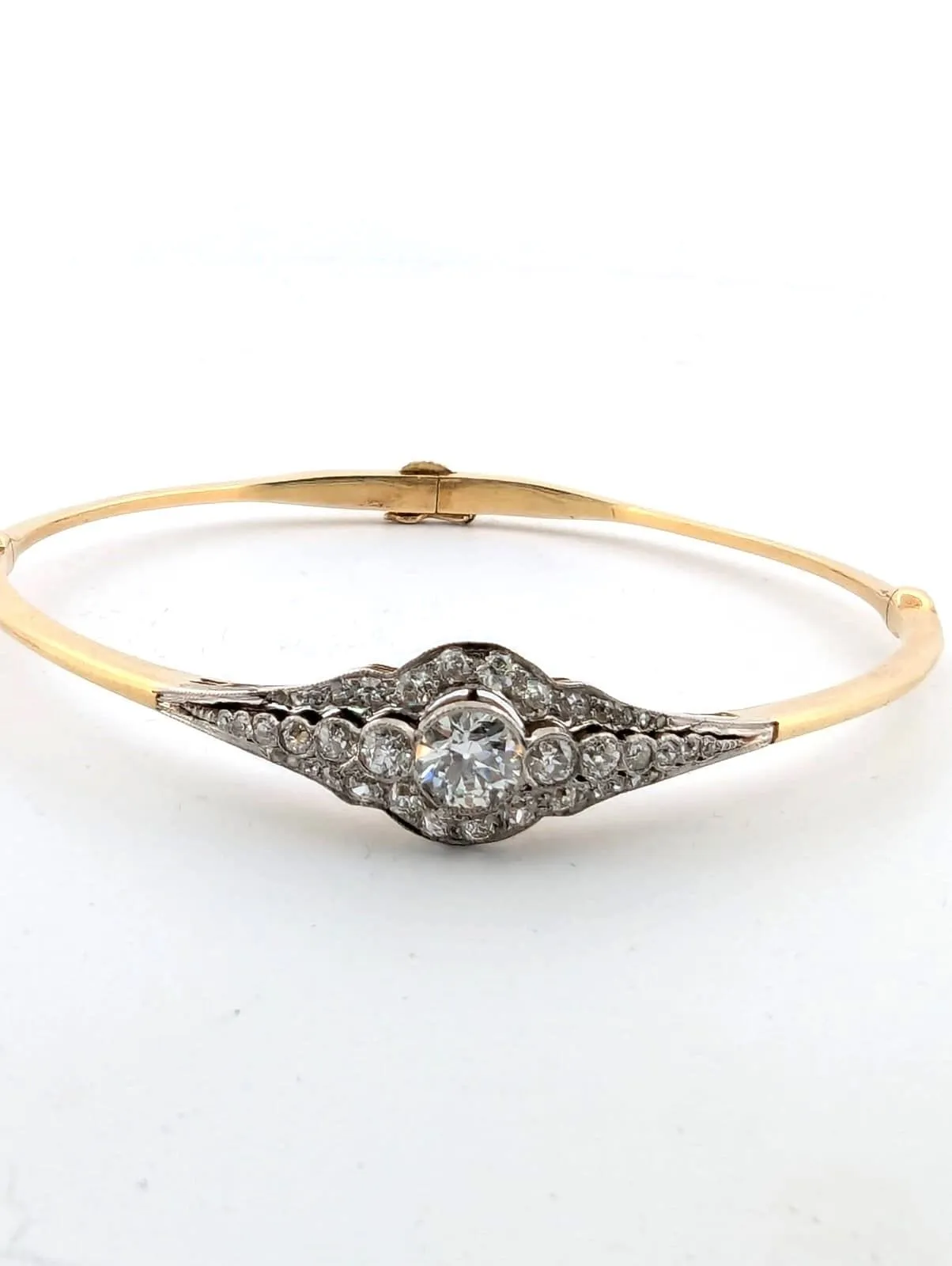 Splendide bracelet rigide en or jaune avec important diamant central et diamants latéraux sold by 58 Facettes product image thumbnail 3