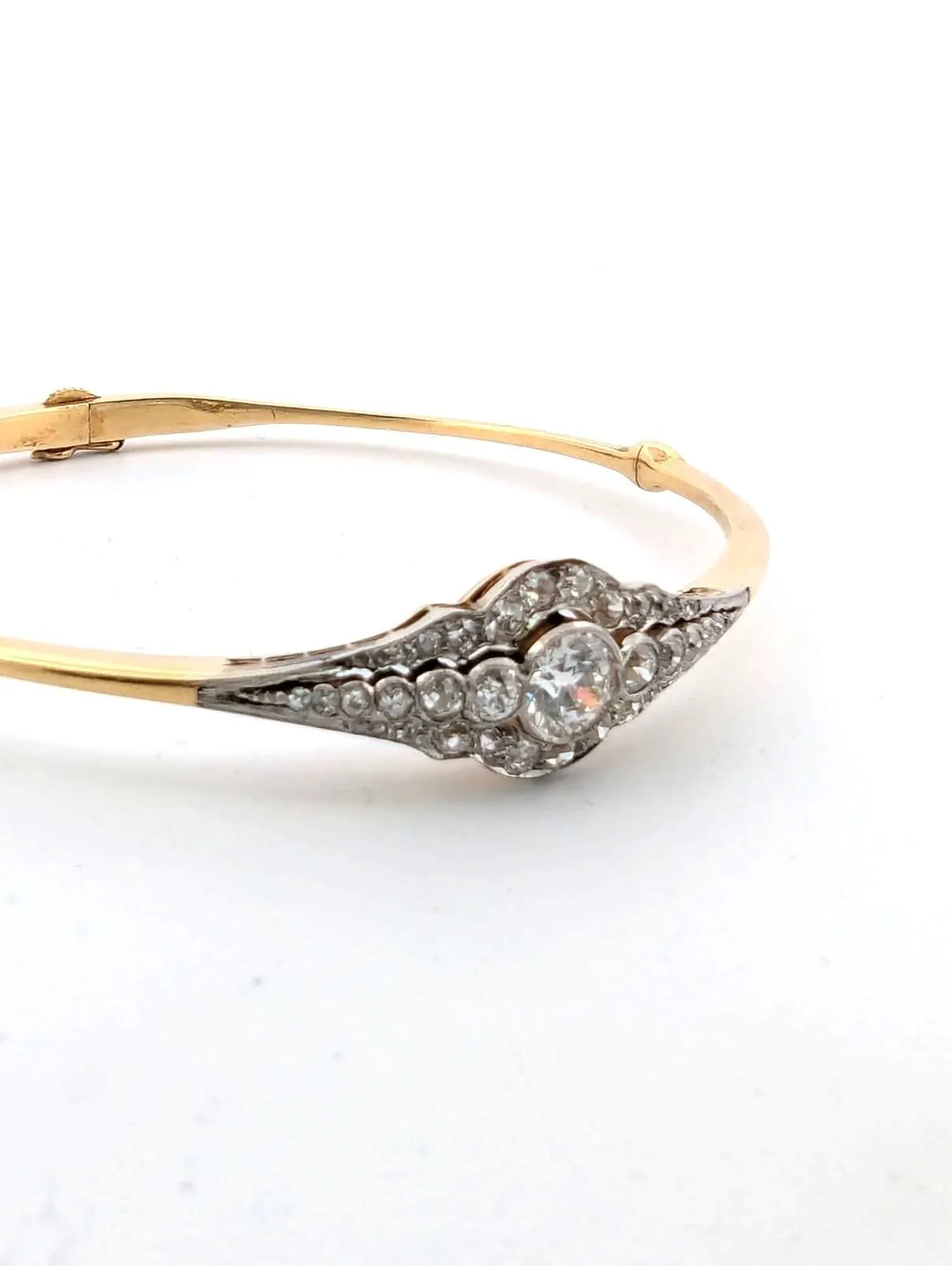 Splendide bracelet rigide en or jaune avec important diamant central et diamants latéraux sold by 58 Facettes product image thumbnail 4