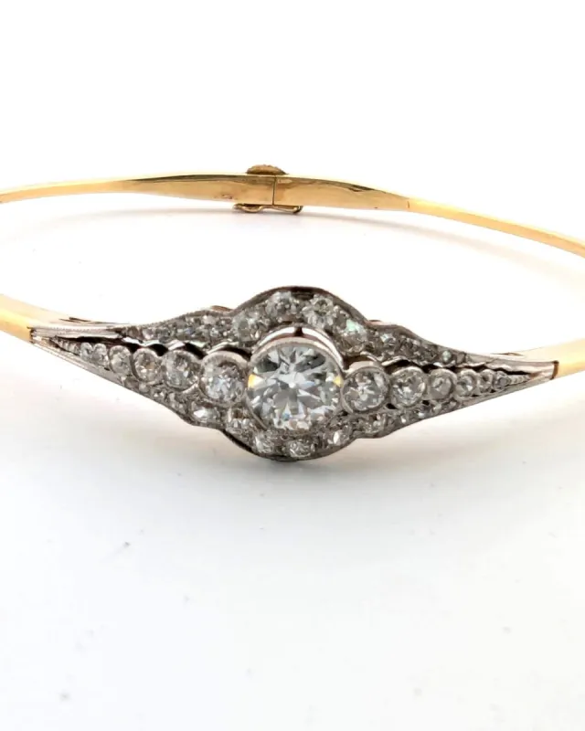 Splendide bracelet rigide en or jaune avec important diamant central et diamants latéraux sold by 58 Facettes