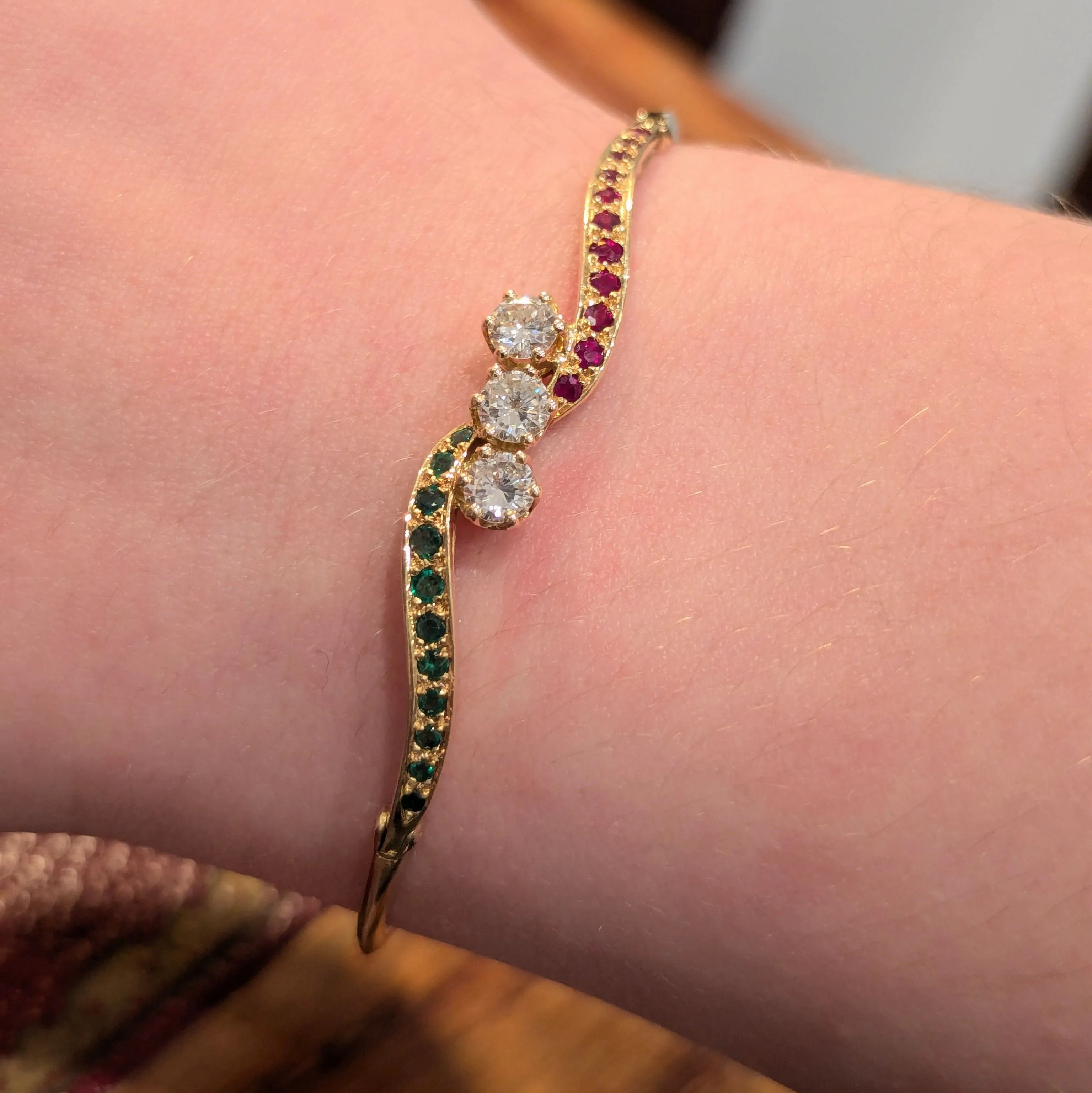 Bracelet jonc or jaune, diamants, rubis, émeraudes sold by 58 Facettes product image thumbnail 2