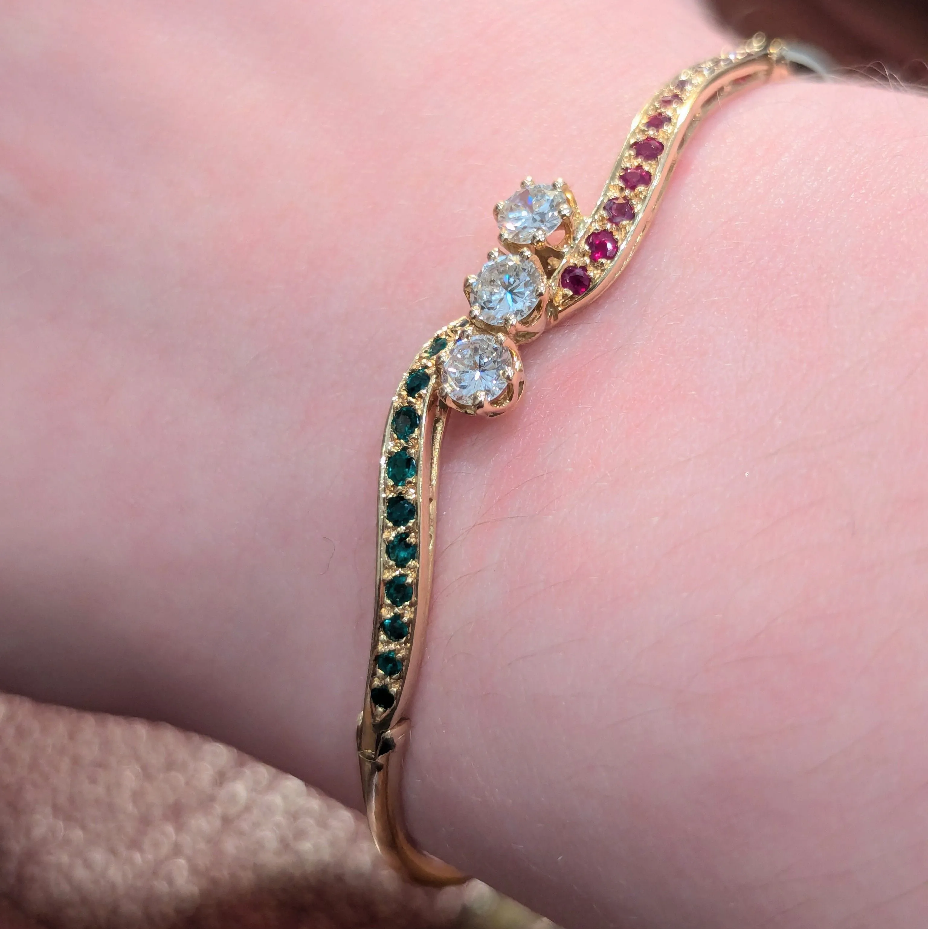 Bracelet jonc or jaune, diamants, rubis, émeraudes sold by 58 Facettes product image thumbnail 3